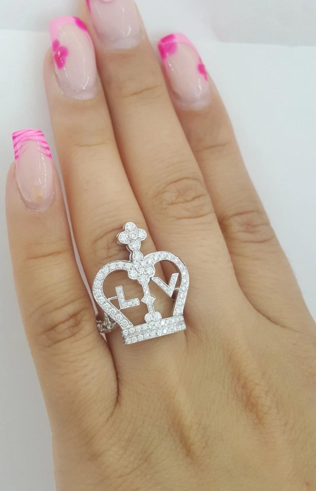 Taille ronde Louis Vuitton Bague Couronne Blason en or blanc 18K diamantée 1,2 carat en vente