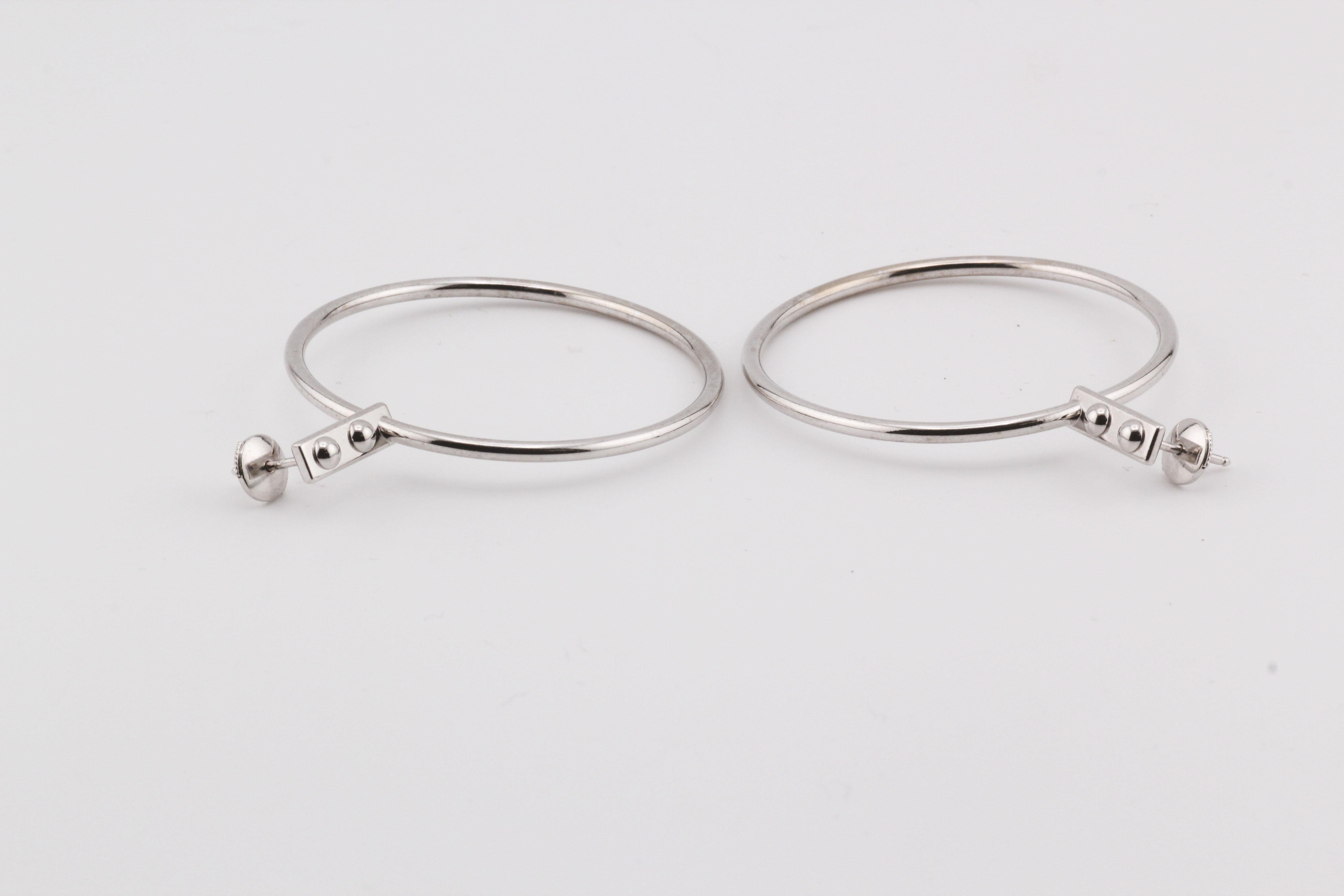 Louis Vuitton 18K White Gold Drop Hoop Earrings In Good Condition For Sale In Simpsonville, SC