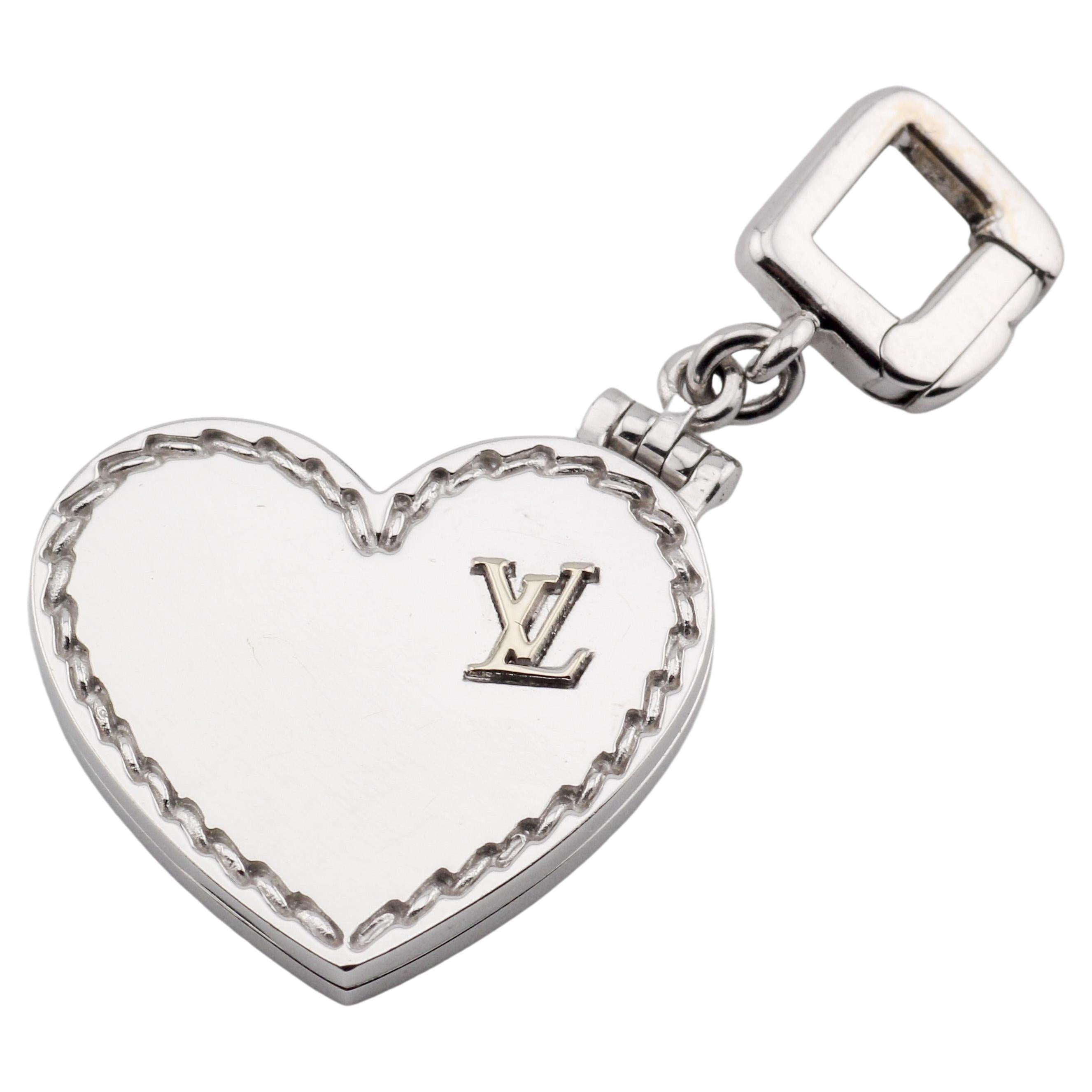 Louis Vuitton, breloque médaillon cœur en or blanc 18 carats en vente
