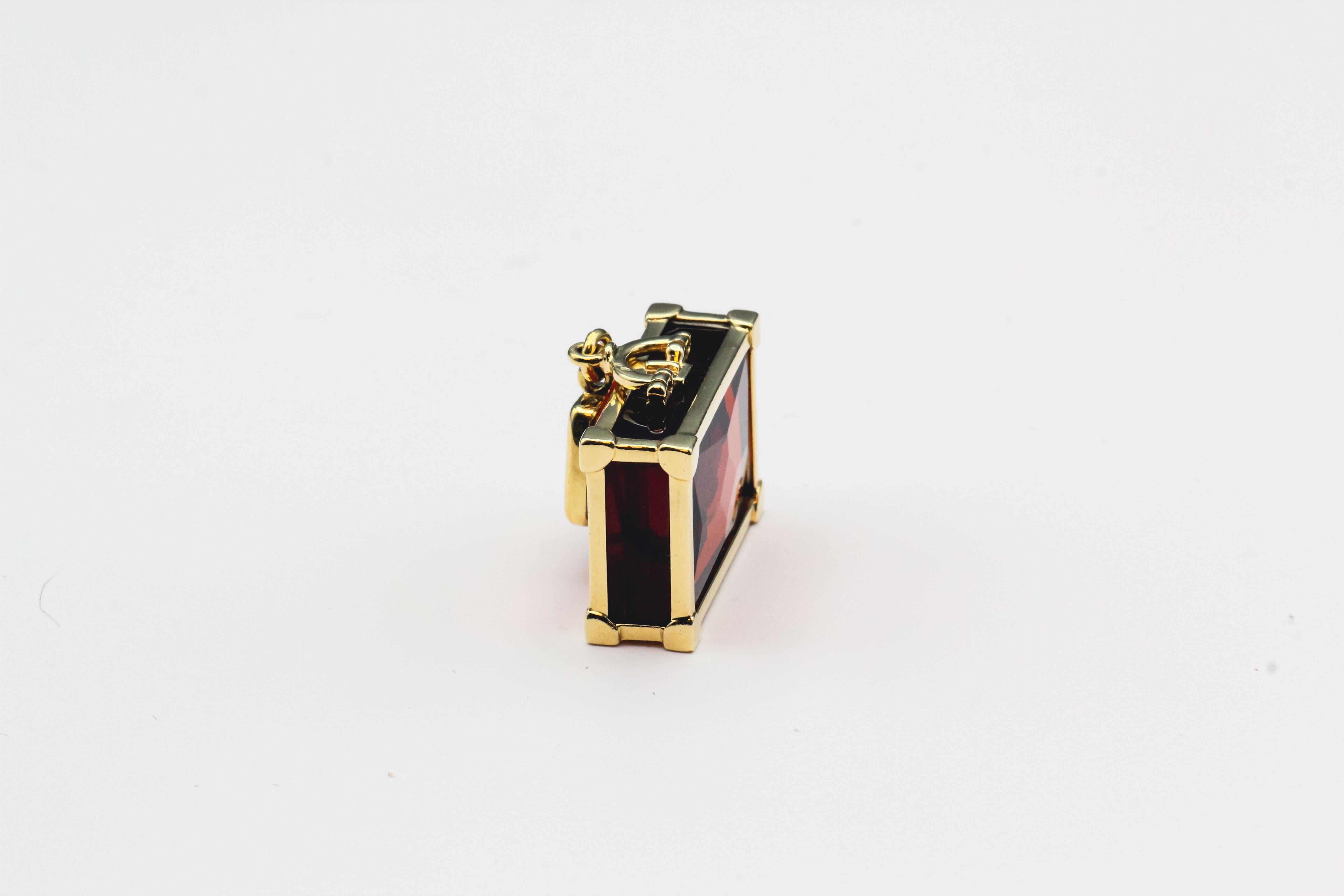 Fine 18K yellow gold and citrine suitcase pendant/charm by Louis Vuitton. It features a rich citrine body with 18k yellow gold hardware.  Well made and easy to add to any bracelet or worn as a pendant.  With original box.

Hallmarks: Louis Vuitton,