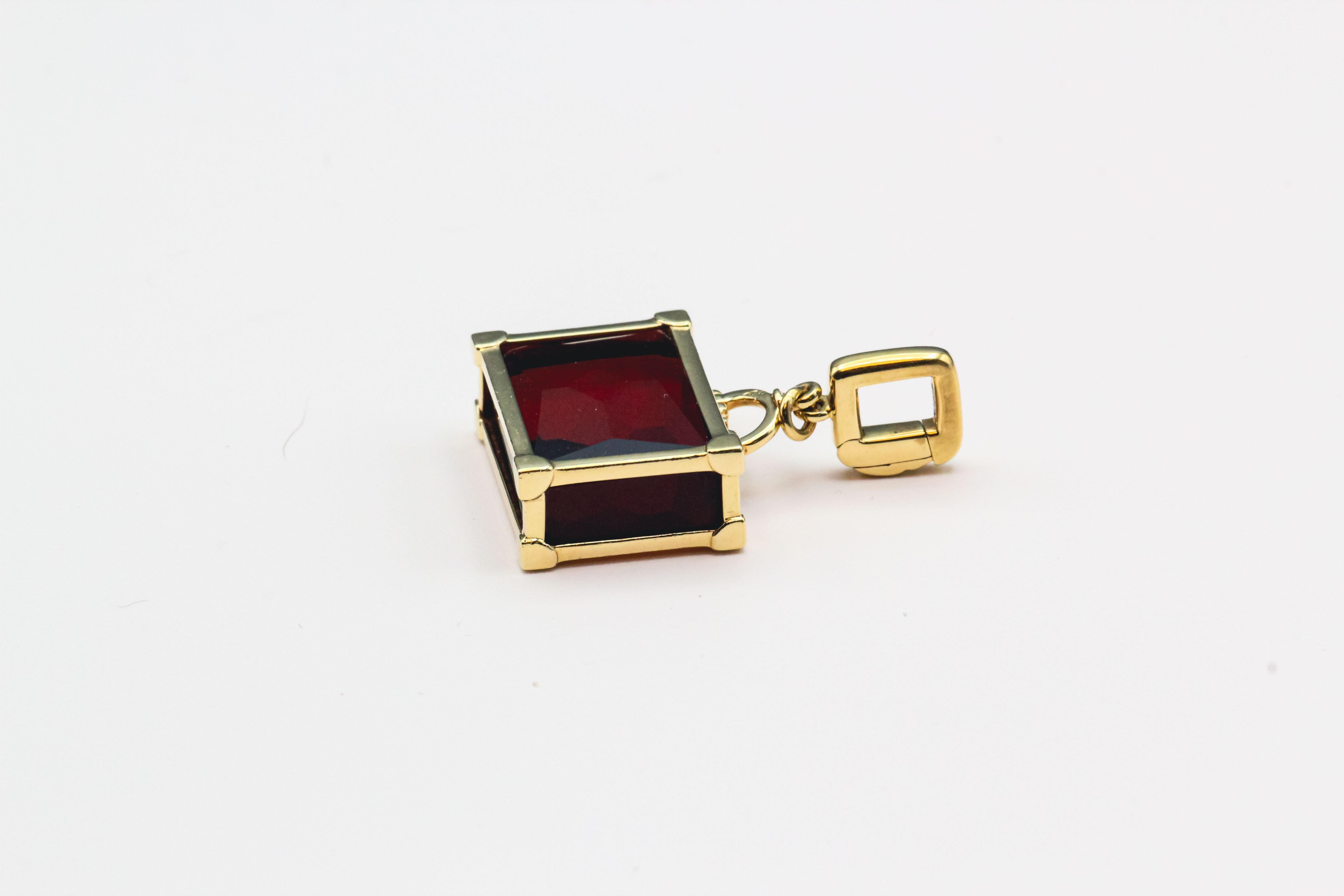 Louis Vuitton 18k Yellow Gold Citrine Suitcase Charm Pendant In Good Condition For Sale In Bellmore, NY