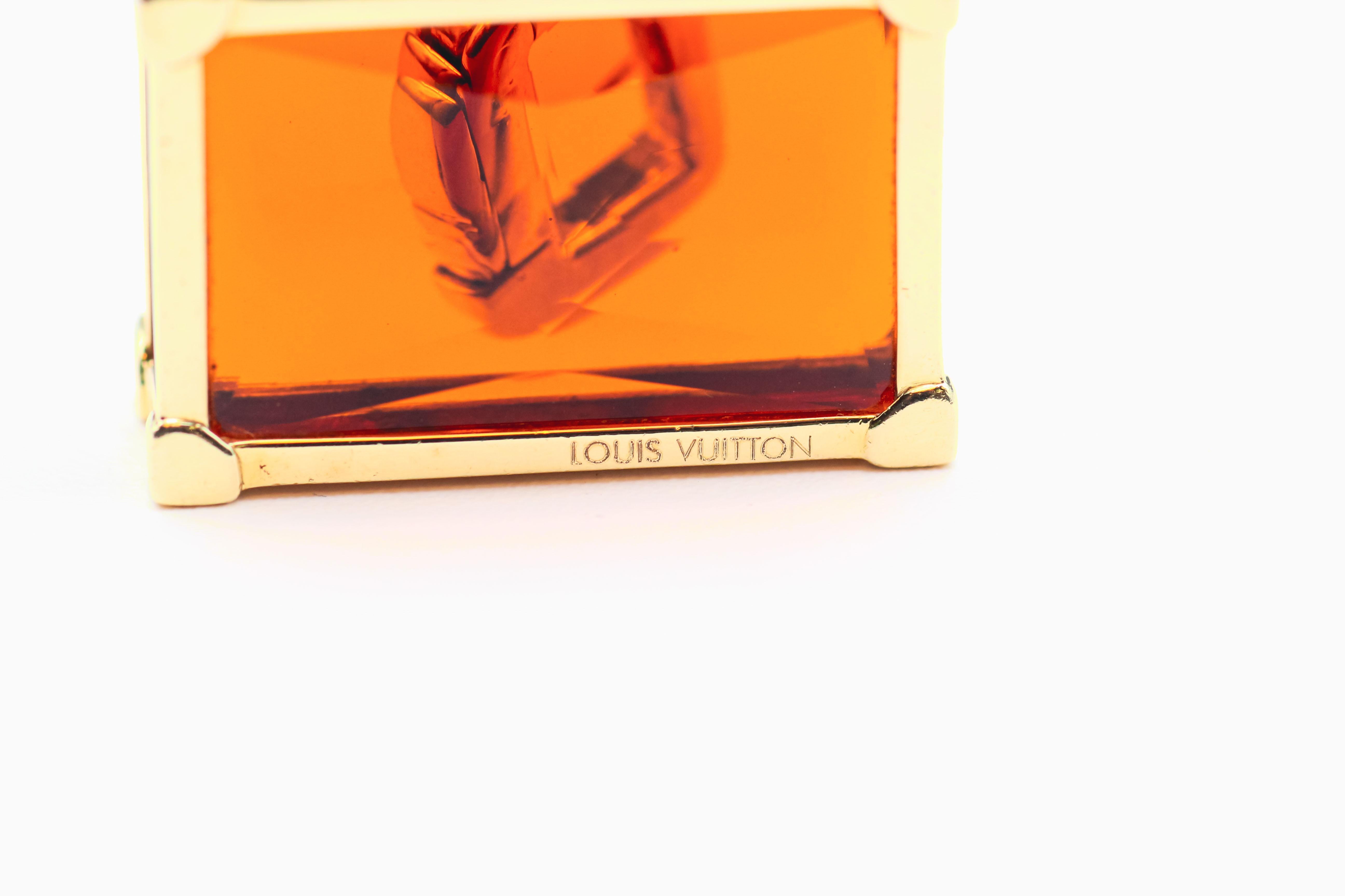 Louis Vuitton Pendentif de valise en or jaune 18 carats et citrine en vente 1