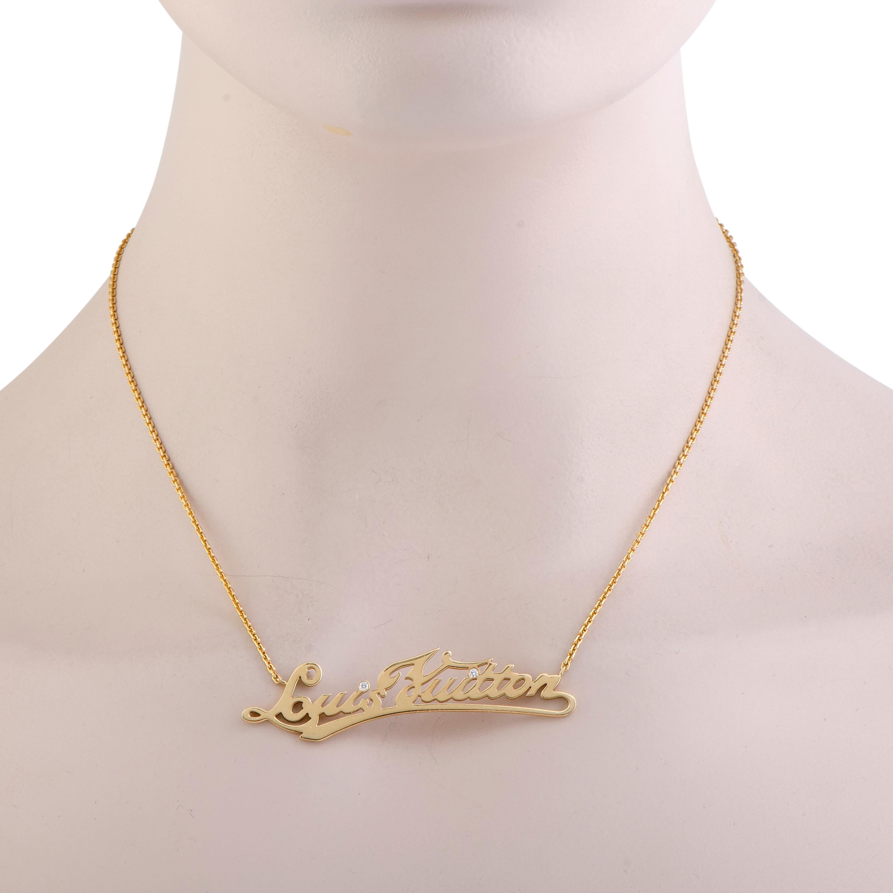 Boasting an incredibly bold design that is presented in stunning fashion in radiant 18K yellow gold, this Louis Vuitton necklace offers a look of utmost prestige. The pendant of the necklace takes the form of the brand’s name in cursive writing and