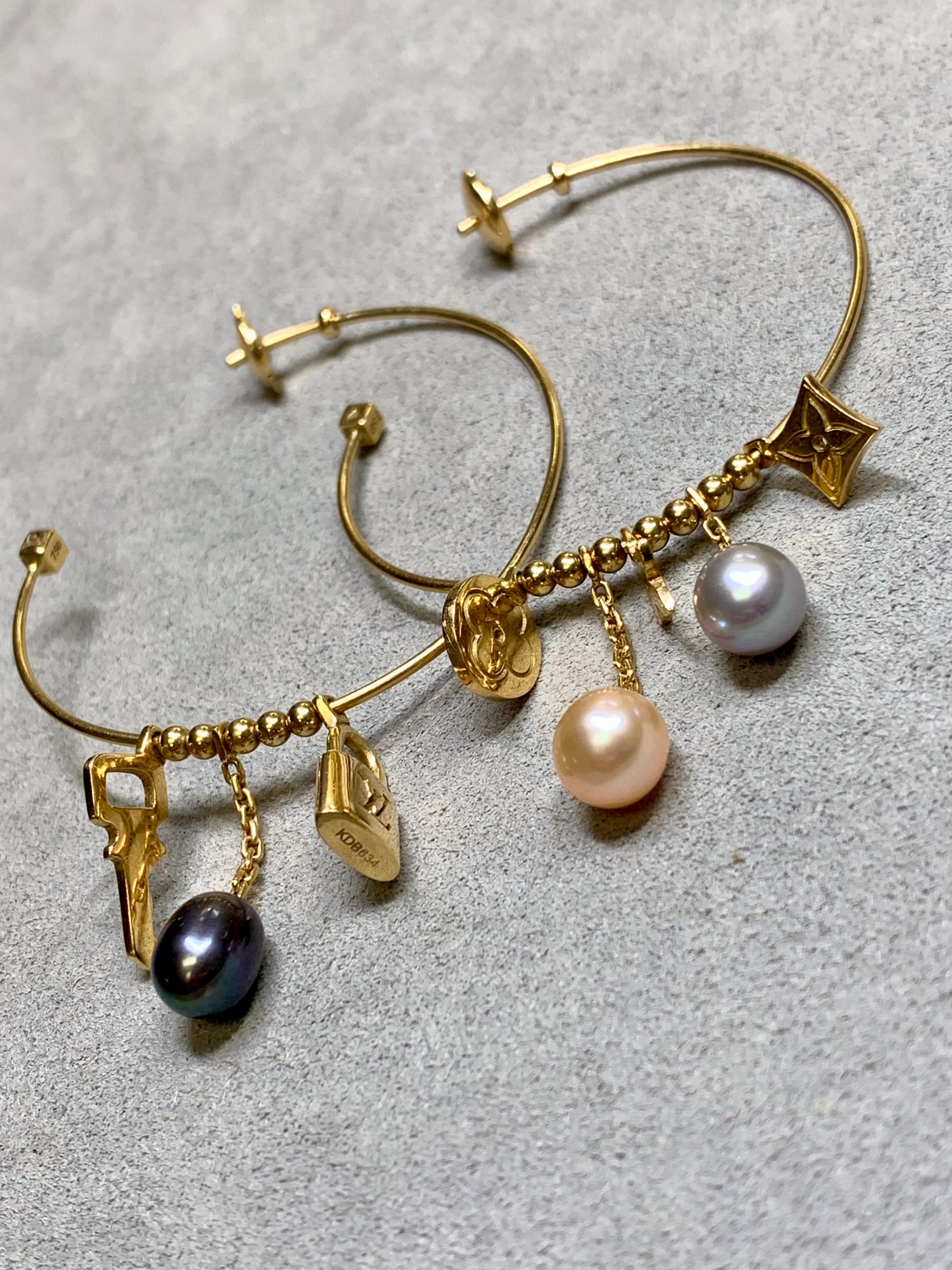 
Original large hoop earrings by French maker, Louis Vuitton. They are done in 18K yellow gold and are finished with pink and varying colored gray cultured pearls as well as their iconic monogrammed charms.


Dimensions/Weight:

Earrings measure