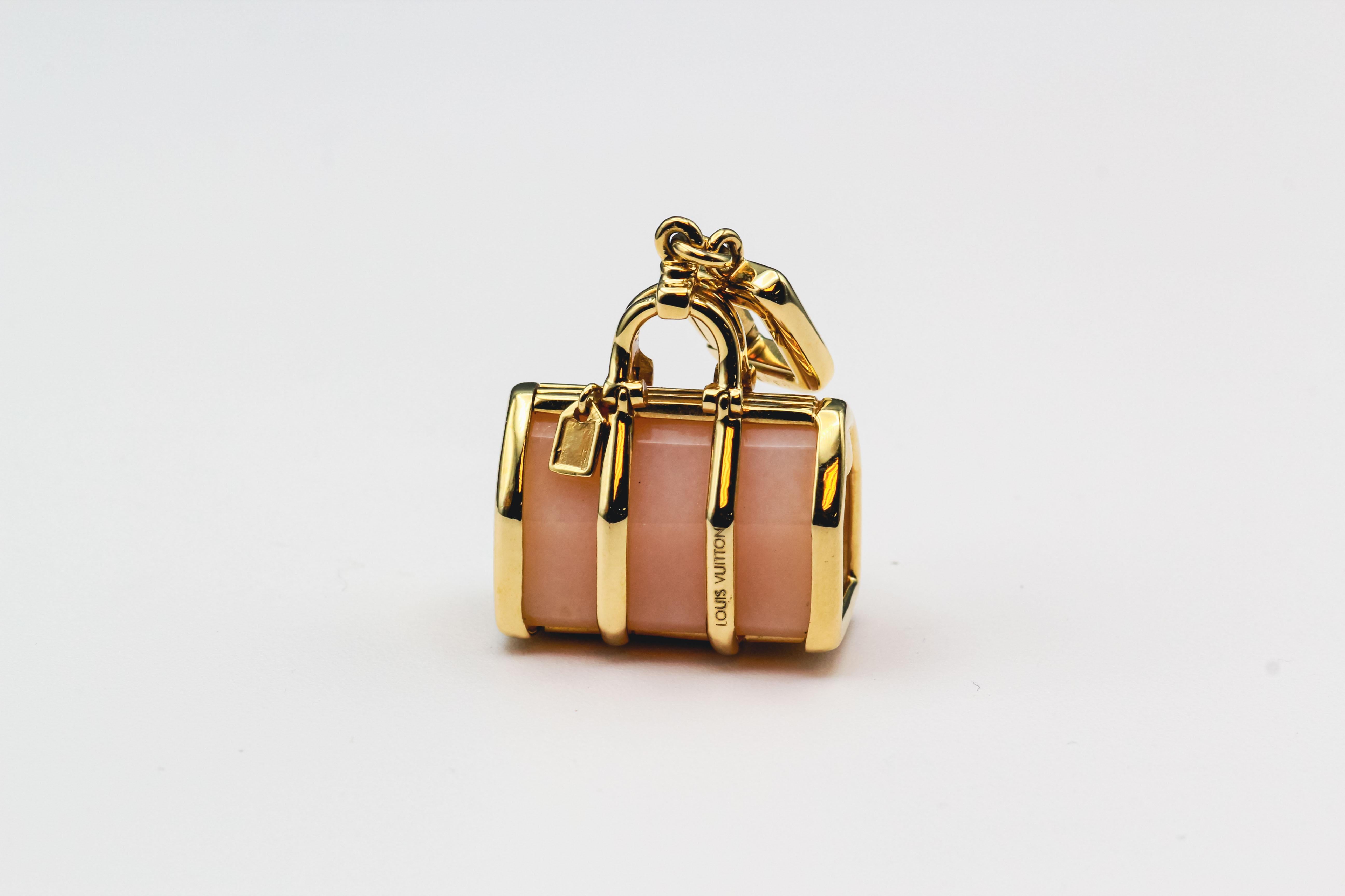 Fine 18K yellow gold and pink quartz bag/pendant charm by Louis Vuitton. It features a pink quartz body with 18k yellow gold hardware.  Well made and easy to add to any bracelet or worn as a pendant.

Hallmarks: Louis Vuitton, 750, reference