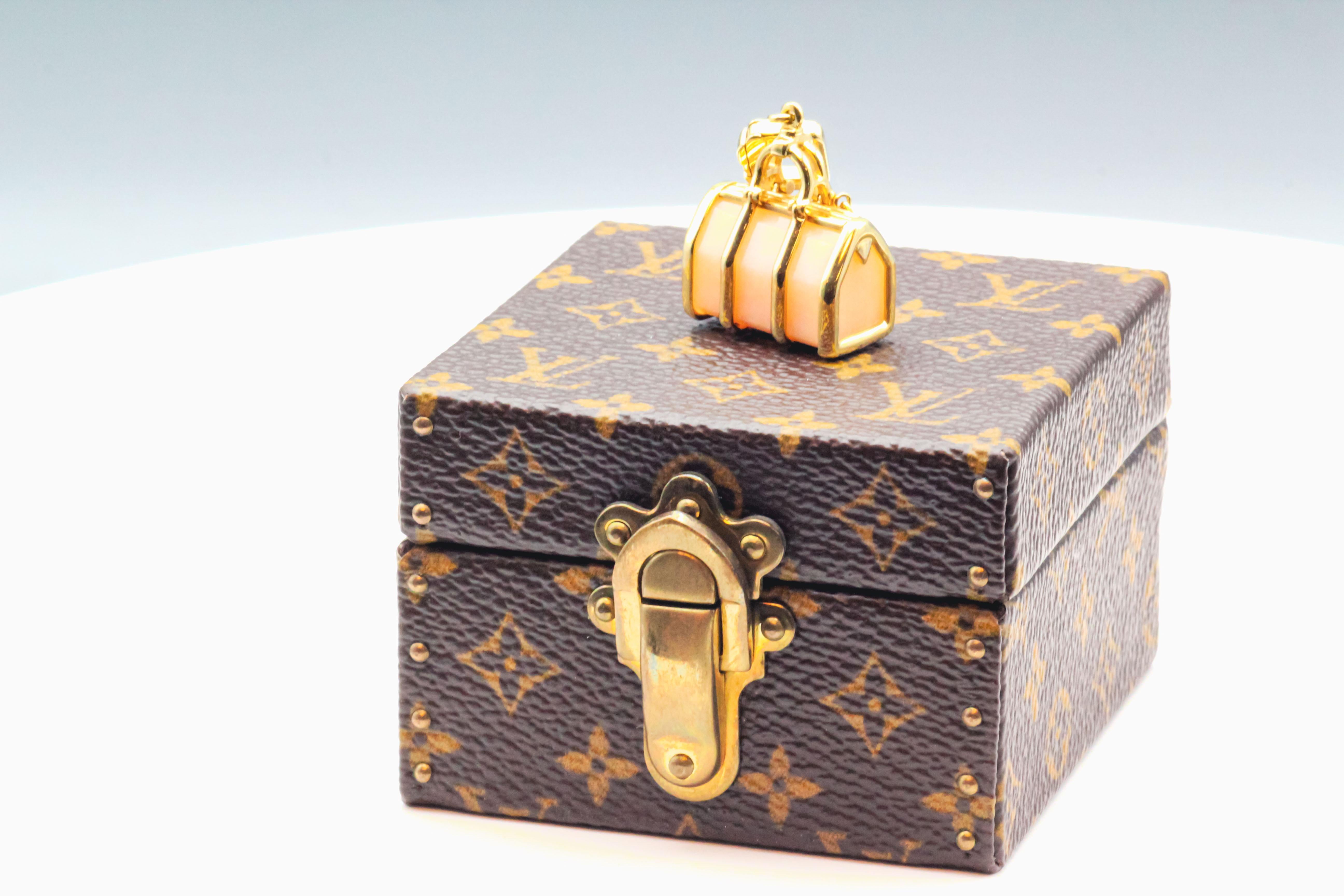 Contemporary Louis Vuitton 18k Yellow Gold Rose Quartz Keepall Bag Charm Pendant For Sale