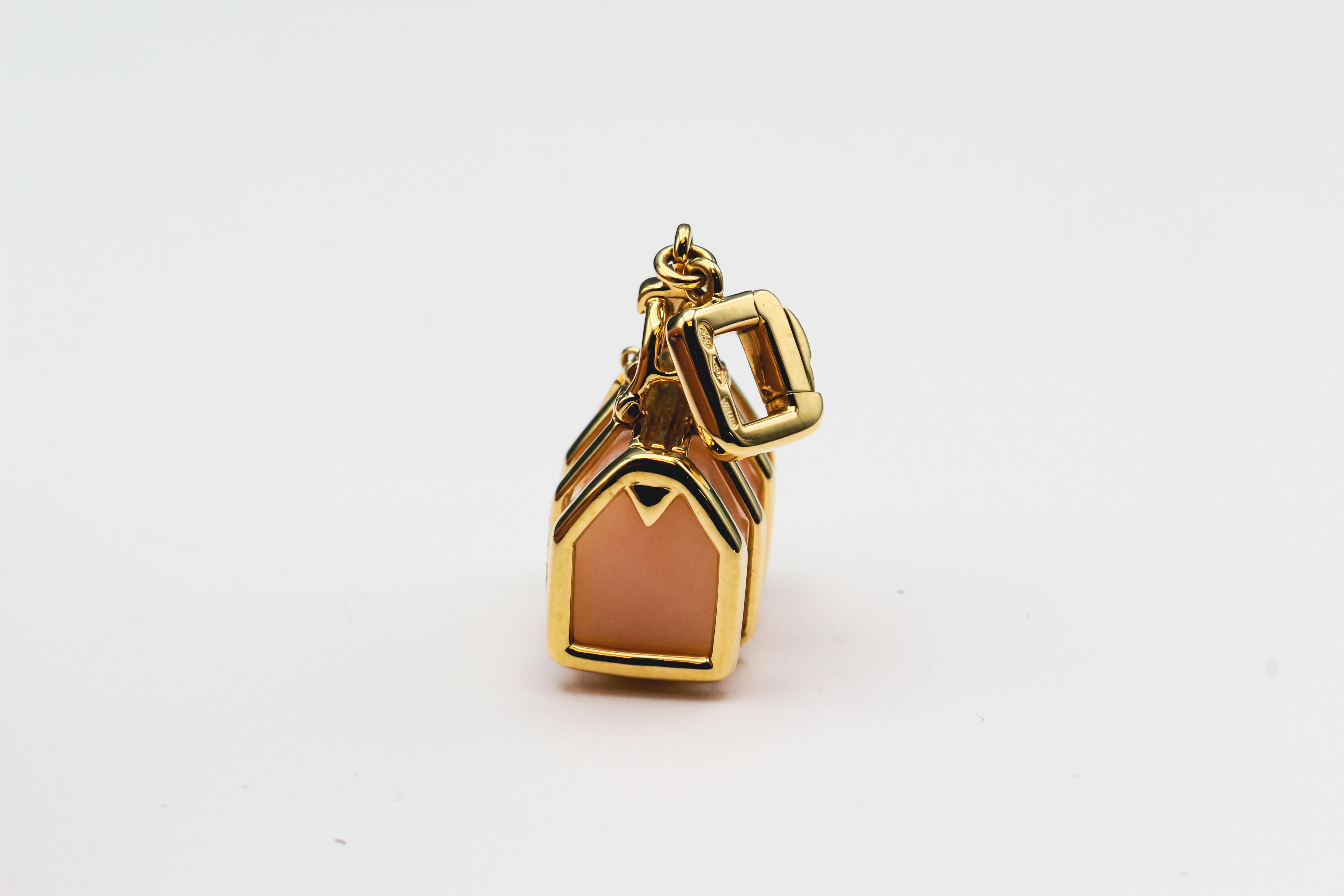 Louis Vuitton 18k Yellow Gold Rose Quartz Keepall Bag Charm Pendant In Excellent Condition For Sale In Bellmore, NY