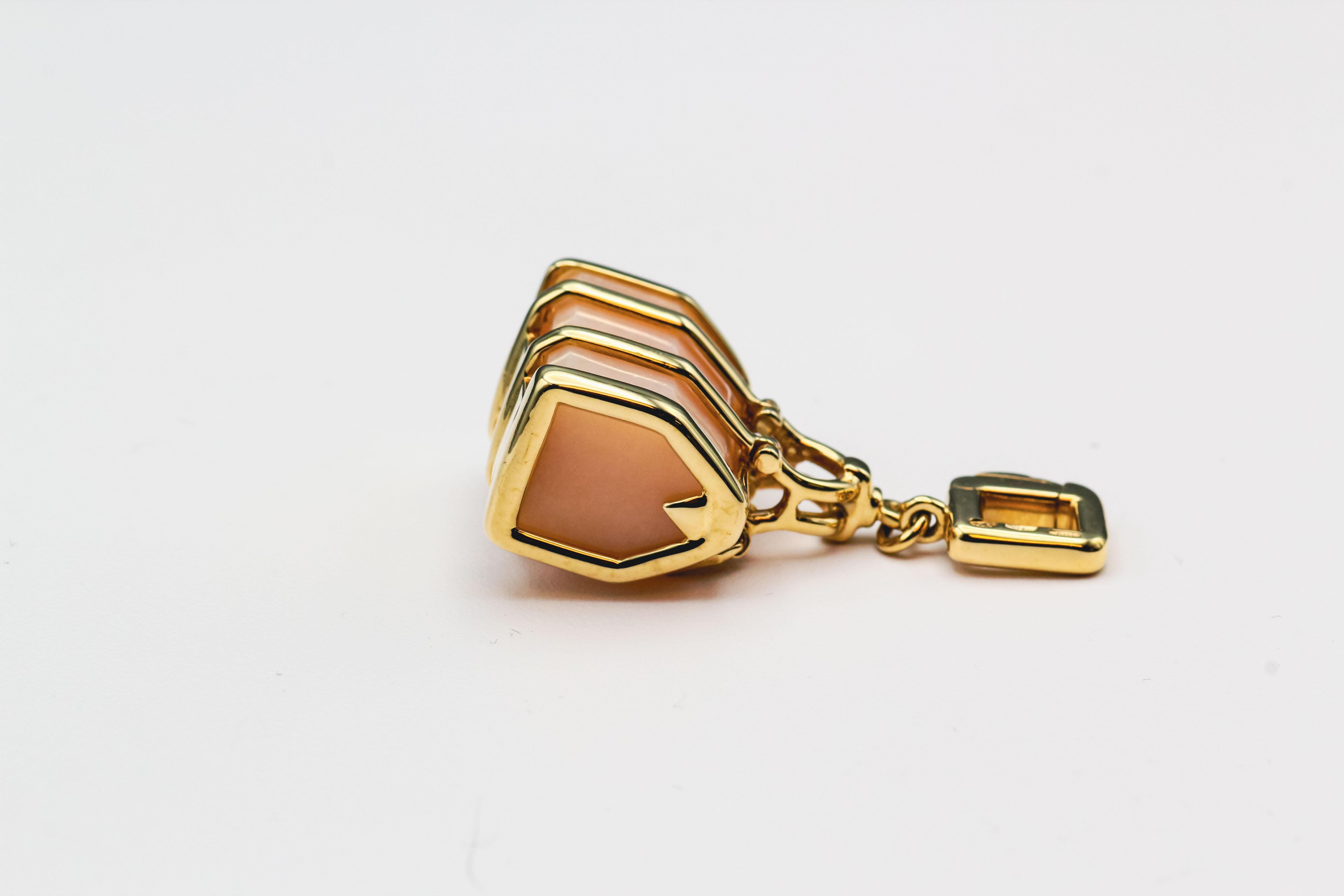Louis Vuitton Pendentif de sac Keepall en or jaune 18 carats et quartz rose en vente 1