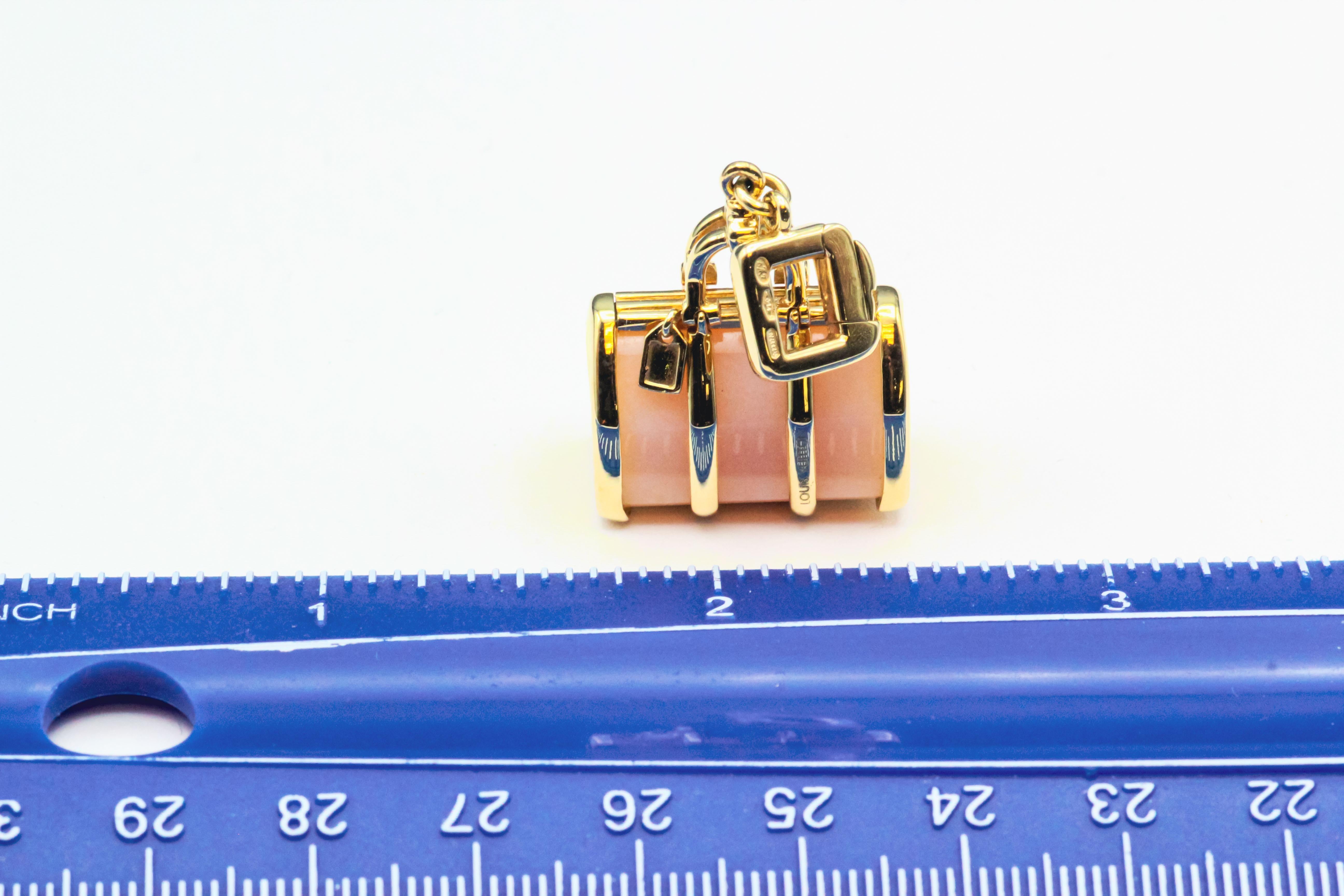 Louis Vuitton Pendentif de sac Keepall en or jaune 18 carats et quartz rose en vente 4