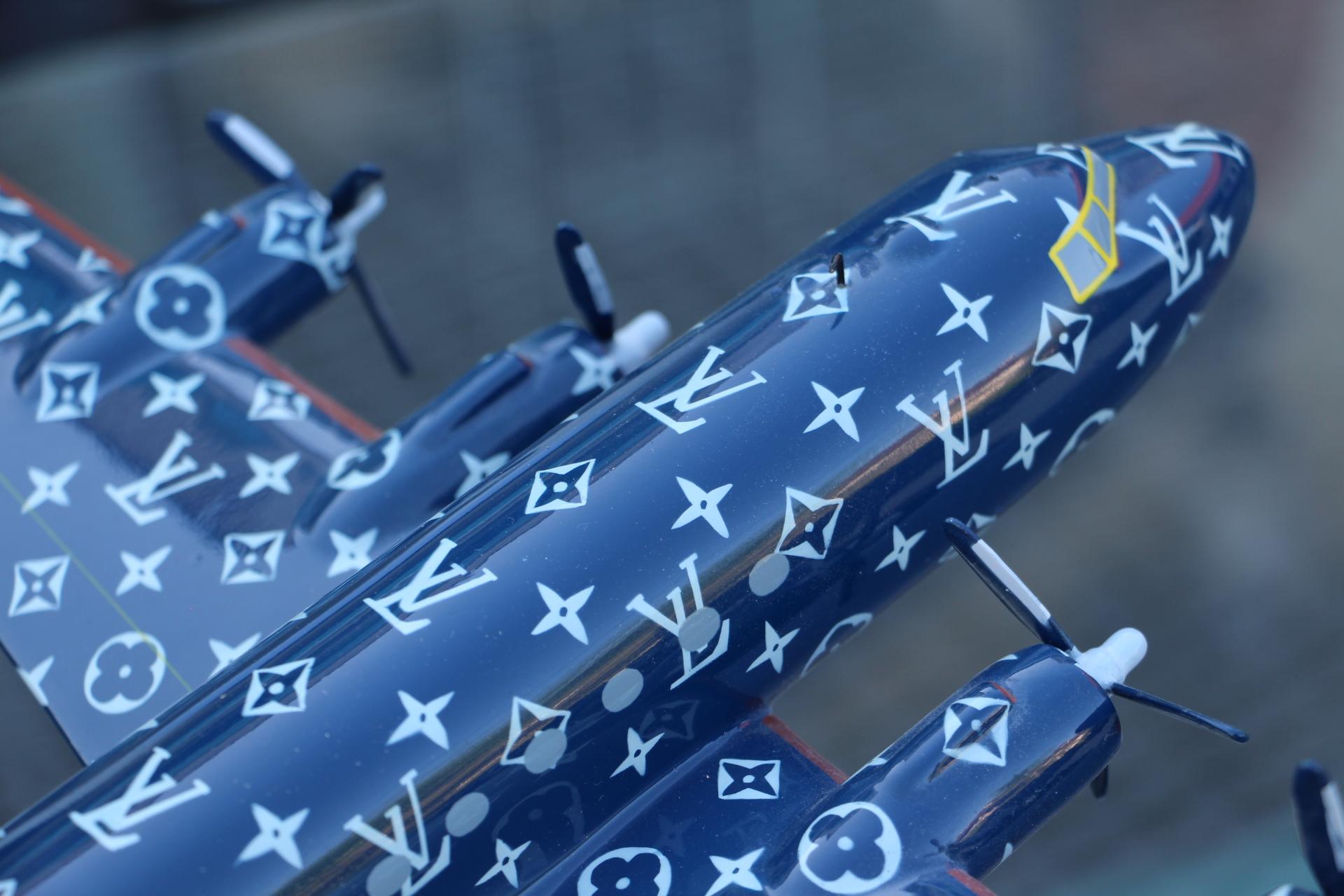 Louis Vuitton 1980 Shop Window Display Airplane Model In Excellent Condition For Sale In Saint-ouen, FR