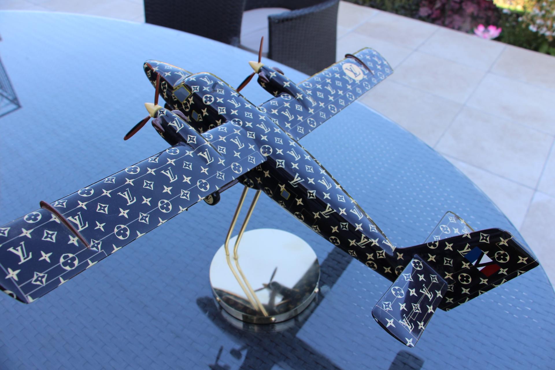 A French 1980 handmade wooden model airplane from a Louis Vuitton shop window display.
Beautiful brass stand.
This item is very unusual and a real top of the range piece of decoration.
It is a De Haviland Canada DHC 6-300 Twin Otter.