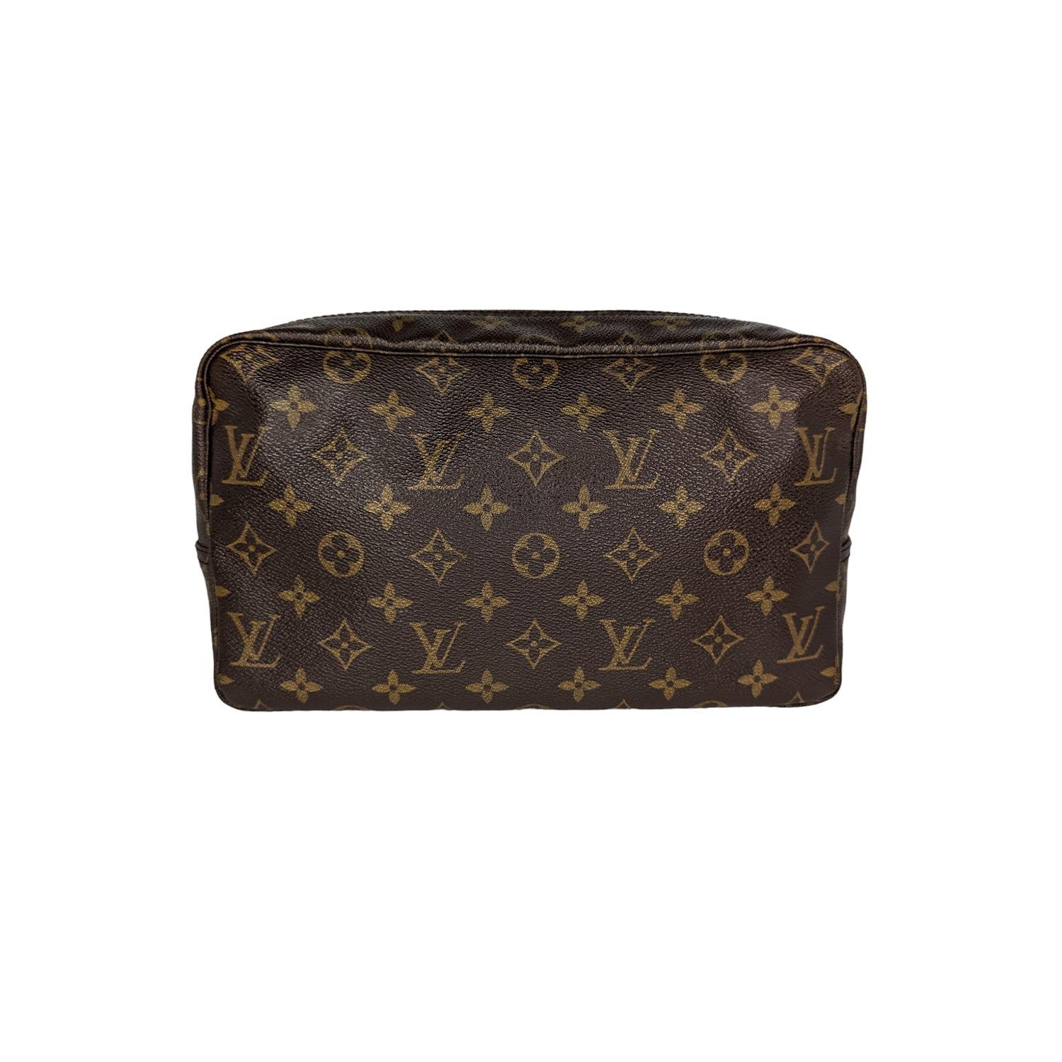 This Louis Vuitton Vintage Monogram Canvas Trousse Toiletry Cosmetic Bag is the perfect solution for organizing your toiletries or make up in style. It features a washable textile lining with three elastic holders for bottles or brushes and a small