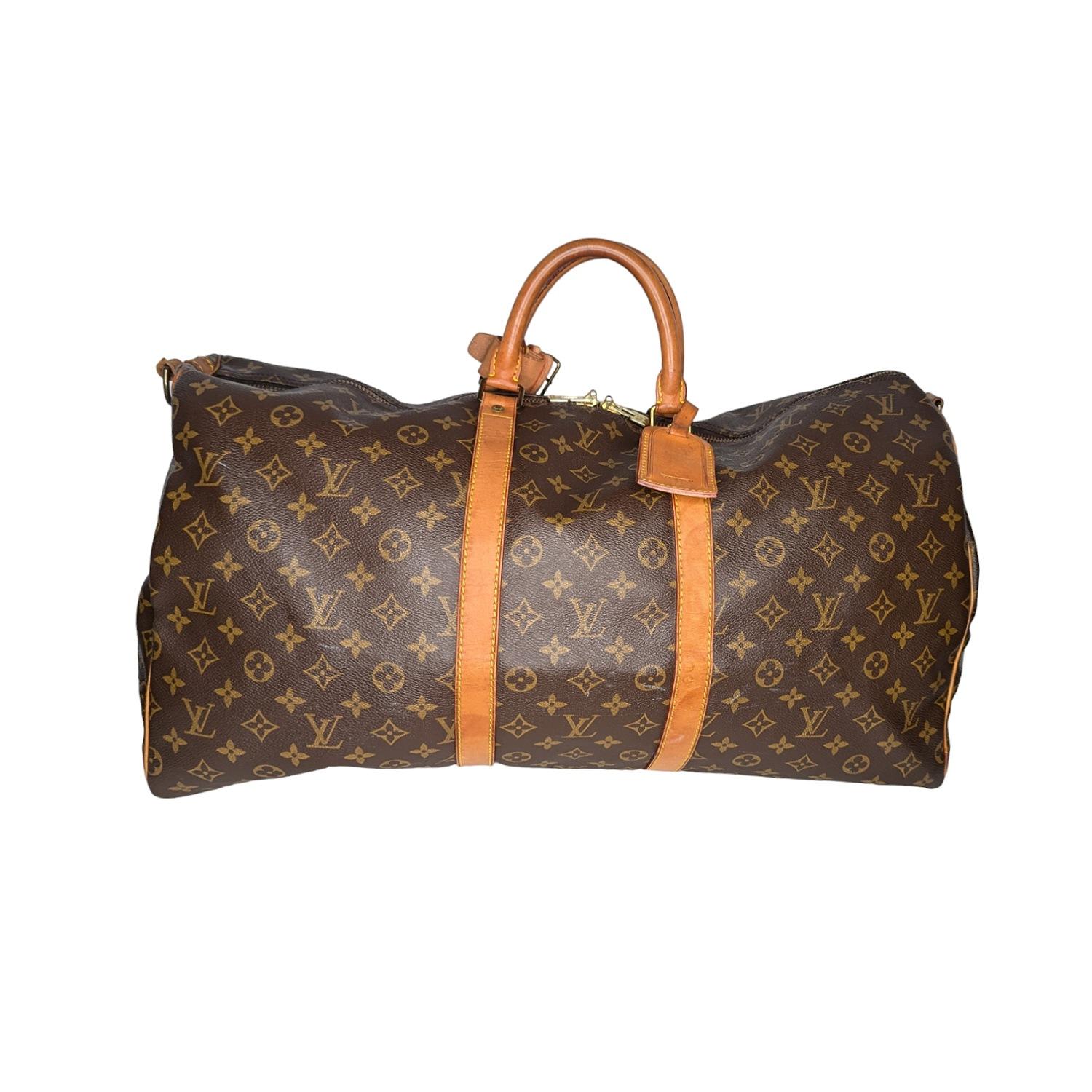 This stylish 55 duffel bag is crafted of signature Louis Vuitton monogram toile canvas. This bag features vachetta cowhide leather rolled top handles, vachetta leather trim, and a detachable adjustable shoulder strap. The polished brass top zippers