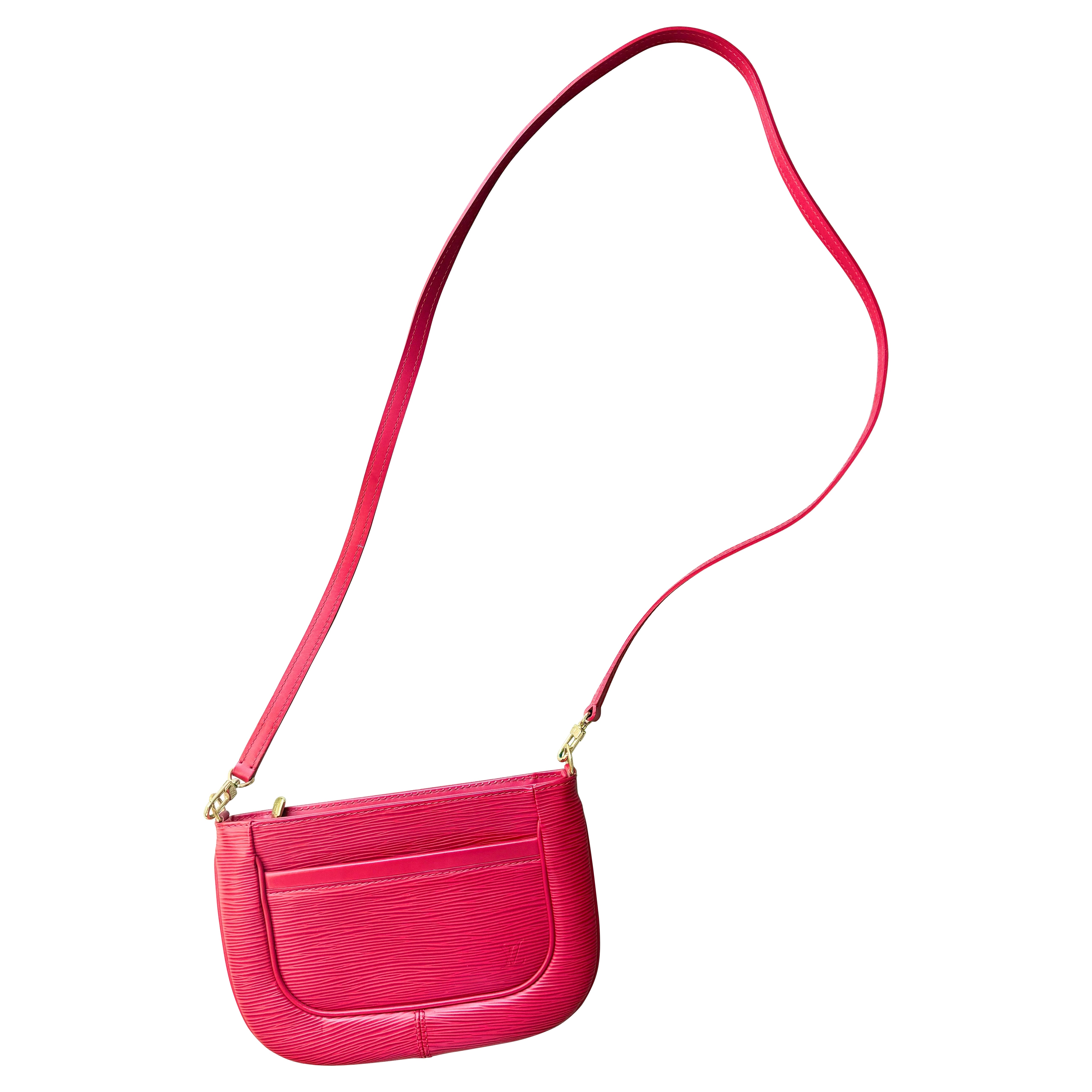 Louis Vuitton 1990s Castillan Red Epi Leather Crossbody Bag in Rare Mini Shape en venta
