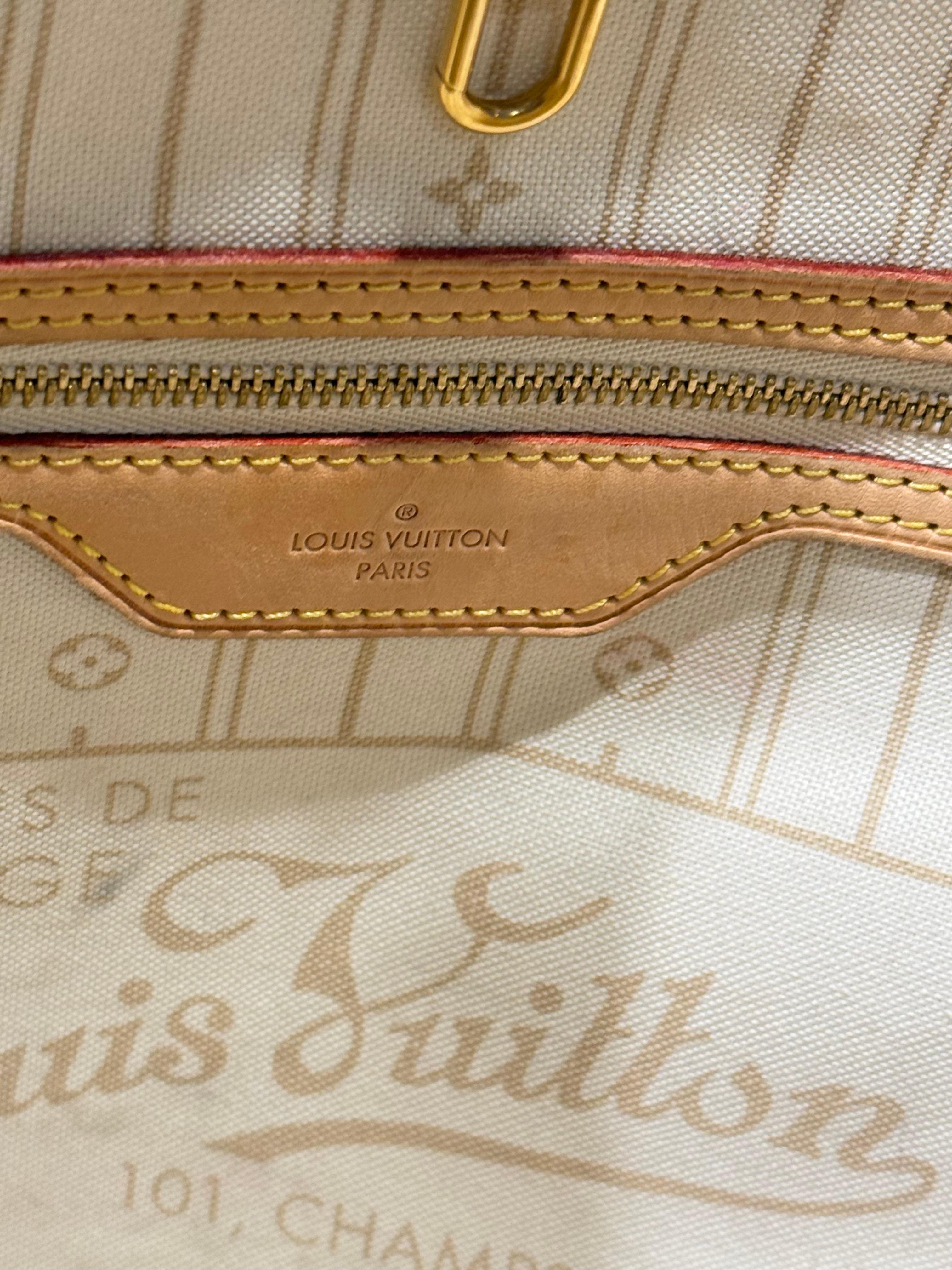 Un magnifique Neverfull GM de Louis Vuitton de première génération en Damier Azur de la collection d'introduction 2007. Ce modèle précoce présente l'intérieur rayé d'Articles de Voyage, aujourd'hui abandonné, la construction pré-pochette et la