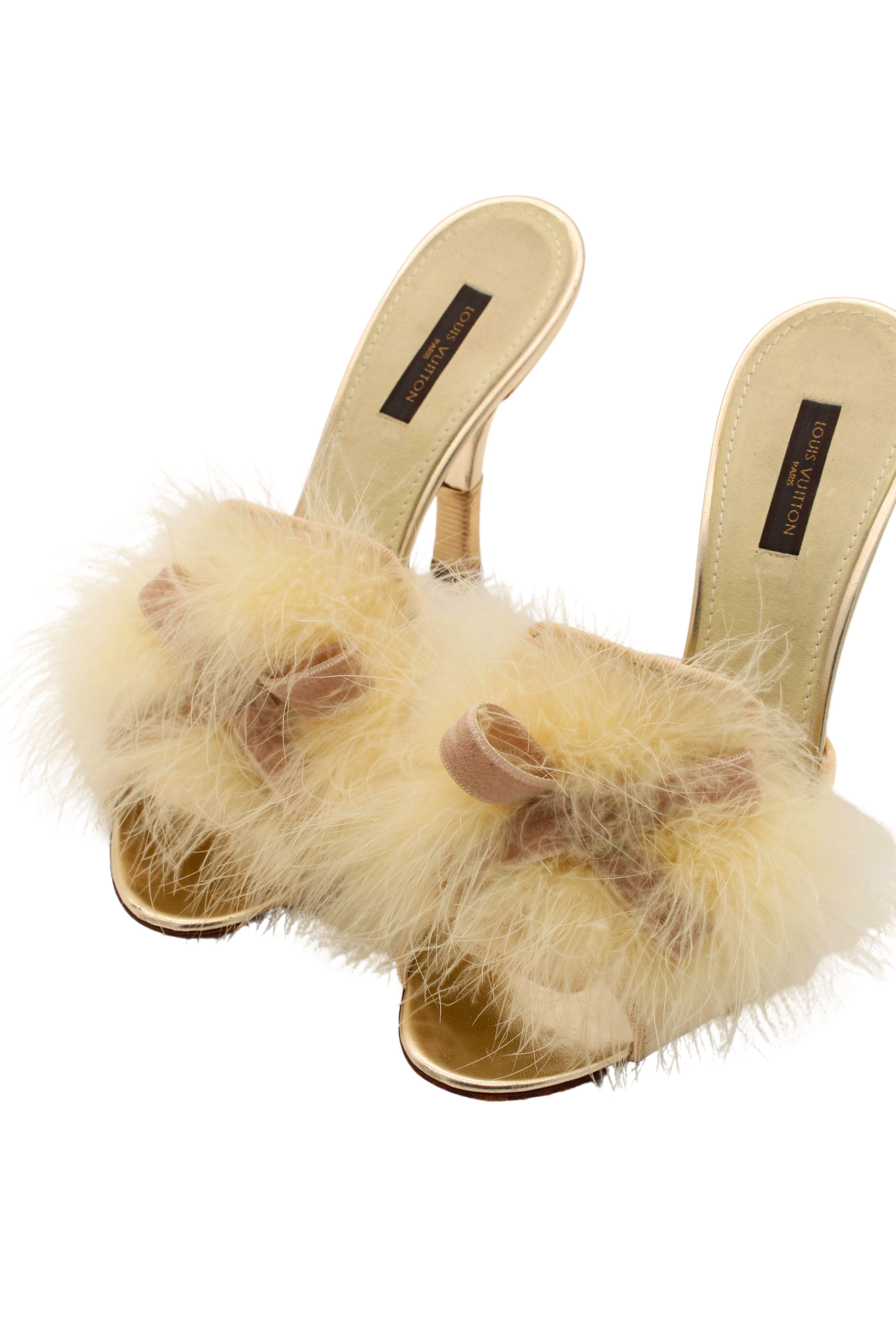 Louis Vuitton 2000: tacchi in raso con piume di marabù e nastro di velluto con logo LV in vendita 2