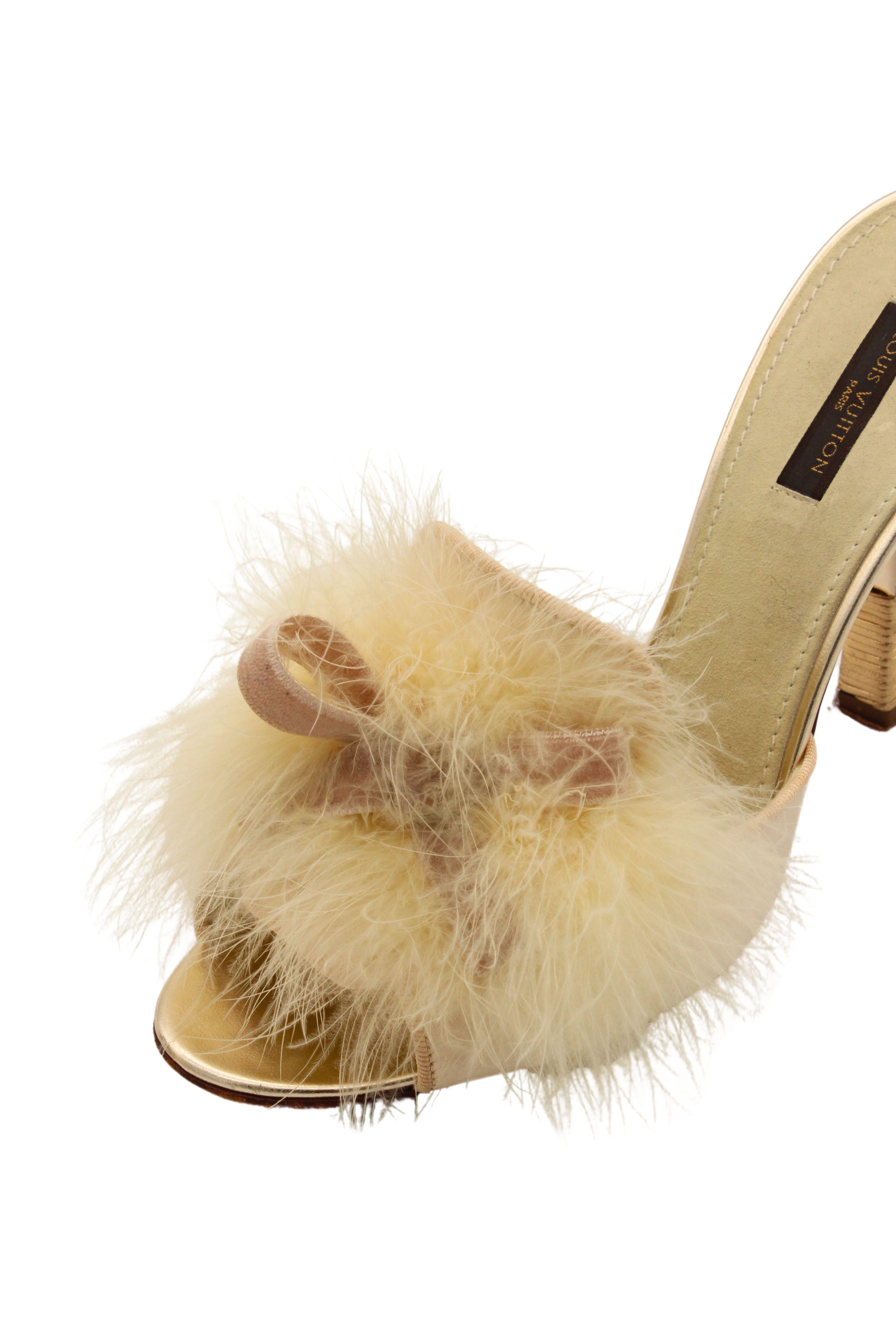 Louis Vuitton 2000: tacchi in raso con piume di marabù e nastro di velluto con logo LV in vendita 3