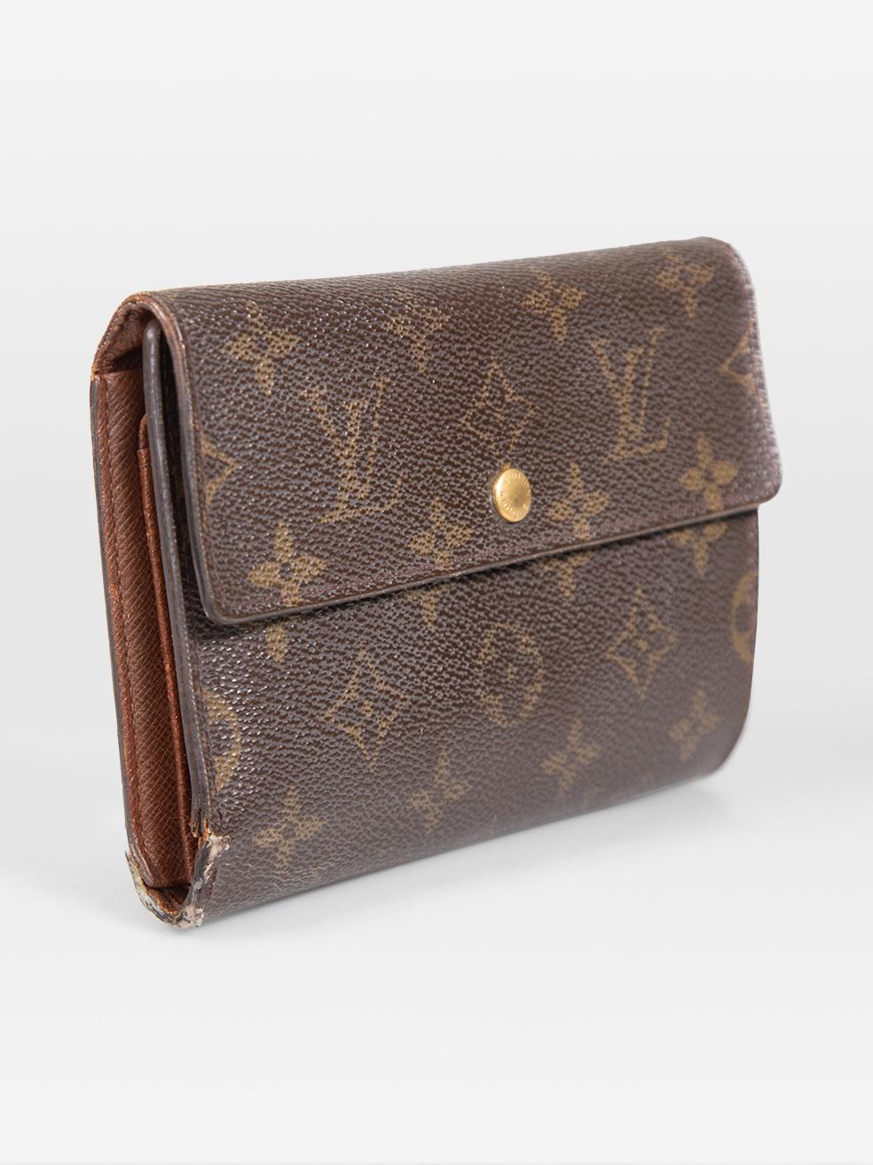 La condizione è buona. È evidente una lieve usura del portafoglio. Piccoli strappi alla stoffa e al sigillo di stoffa su entrambi i lati del bordo di questo articolo usato di Louis Vuitton.
 
 
 
 Dettagli
 
 
 2001
 
 Marrone
 
 Tela rivestita
 
