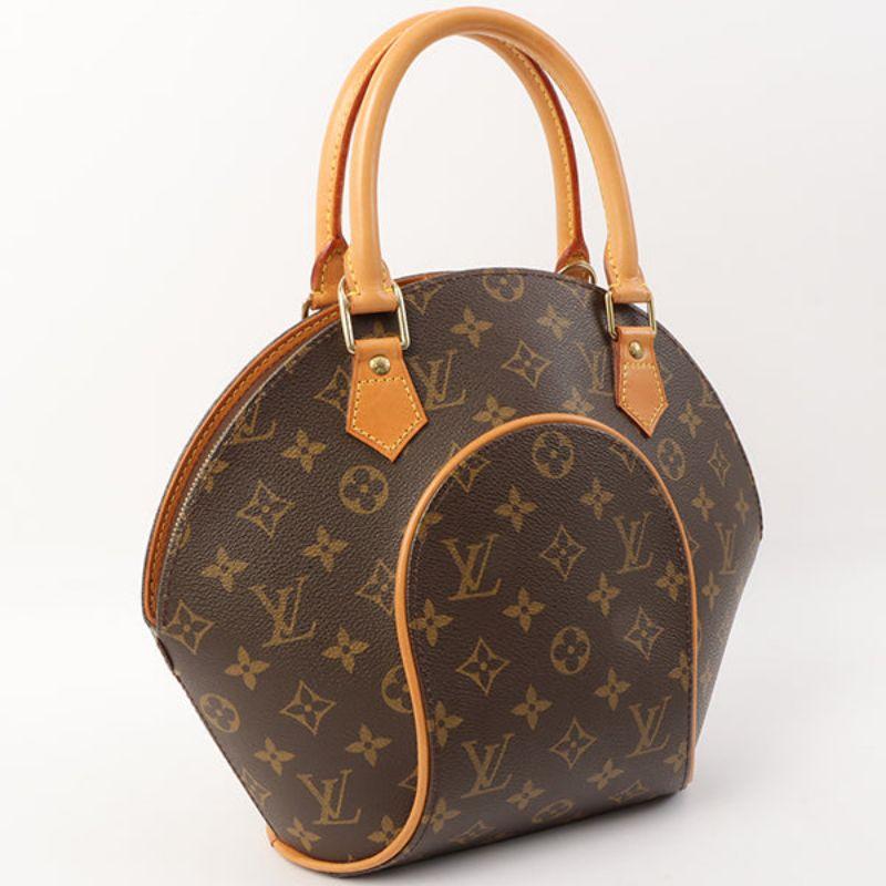 Louis Vuitton 2001 Made Canvas Monogram Ellipse Pm Brown

Additional information:
Interior pocket x1
Accessories: Padlock x1, key x2, 2001
Made in France
Measurements: 32 W x 7 D x 26 H cm
Handle: 36 cm 
Condition: Good
Front: With slight