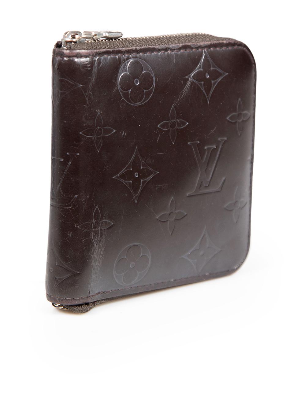 CONDITION is Very good. Minimal wear to wallet is evident. Minimal scratches and creasing to the front and back. Small discolouration is seen in the interior notes compartment as well as around the edge near the zip on the exterior on this used