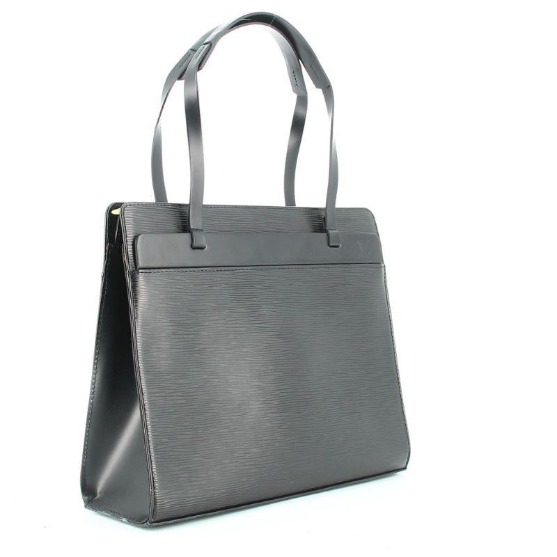 Louis Vuitton 94 Saint Louis

Ottime condizioni, lievi tracce di usura che appaiono con il tempo, ma che non sono visibili.
Borsa piccola Saint Jacques in pelle epi nera, finiture in metallo dorato, doppio manico in pelle nera per il trasporto a