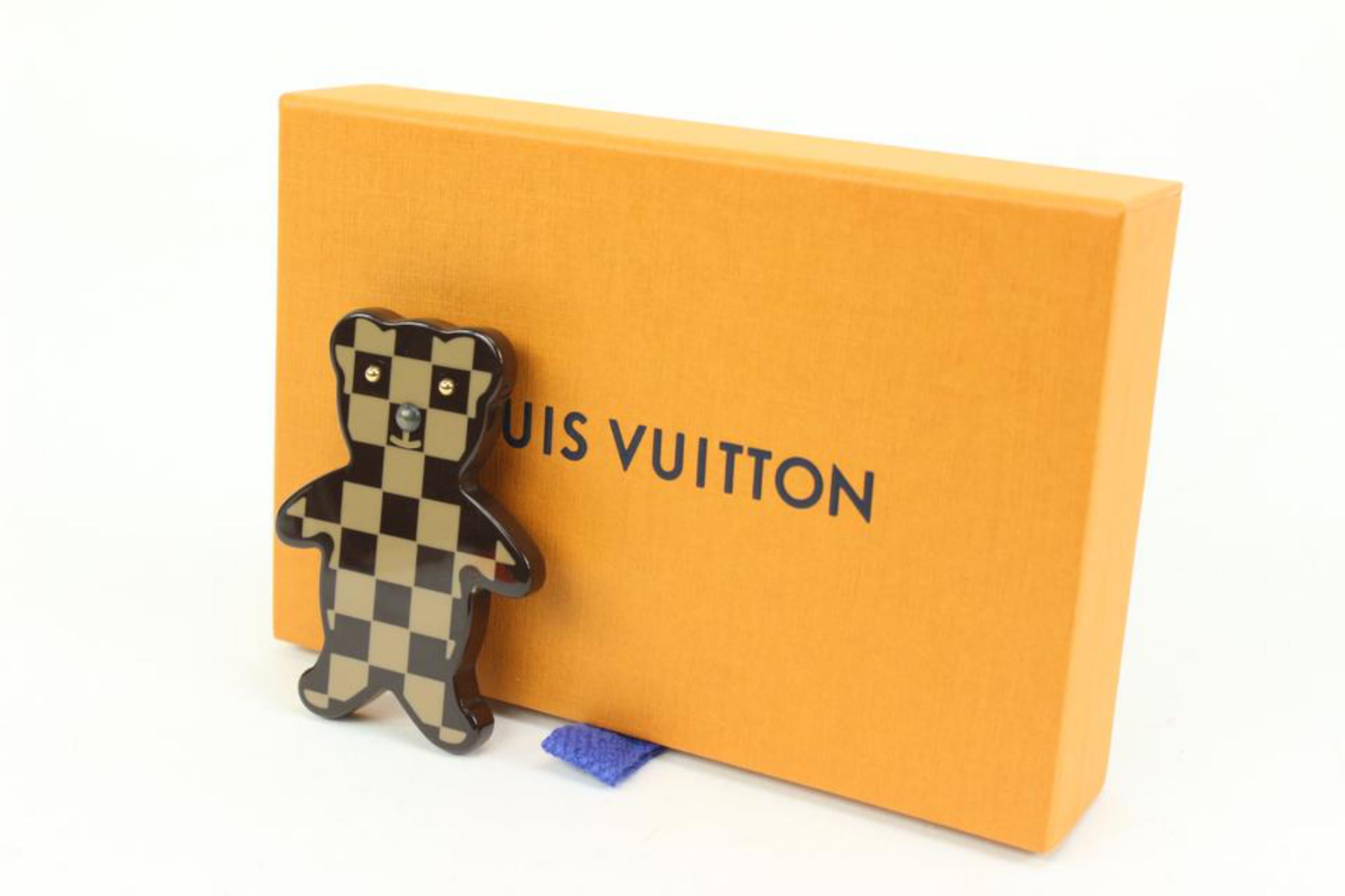 Louis Vuitton 2005 Damier Ebene Teddy Bear Pin Broochs331lk43
Measurements: Length:  2.5