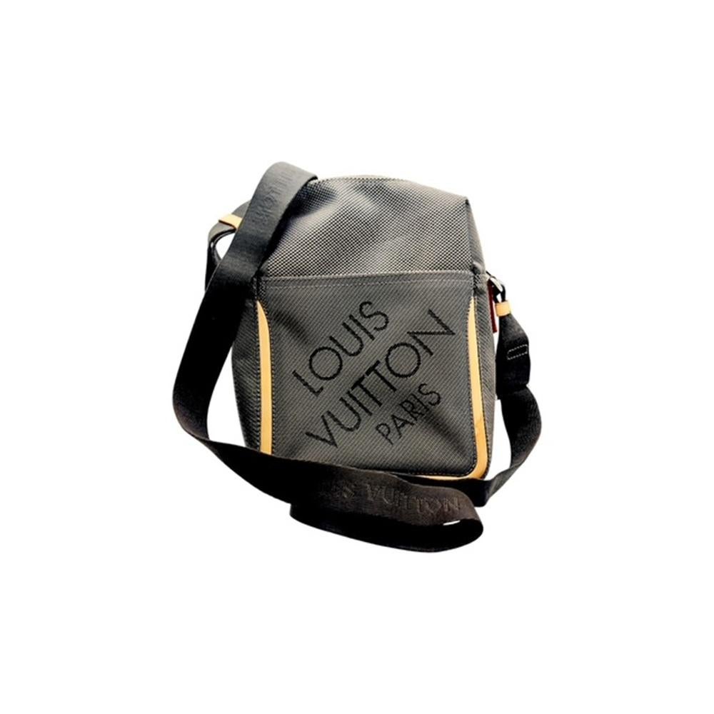 The Vintage Louis Vuitton Damier Geant Citadin PM is a modern messenger that combines classic Louis Vuitton design cues with the latest in high-tech materials. This compact bag offers surprisingly ample carrying capacity, making it the perfect city