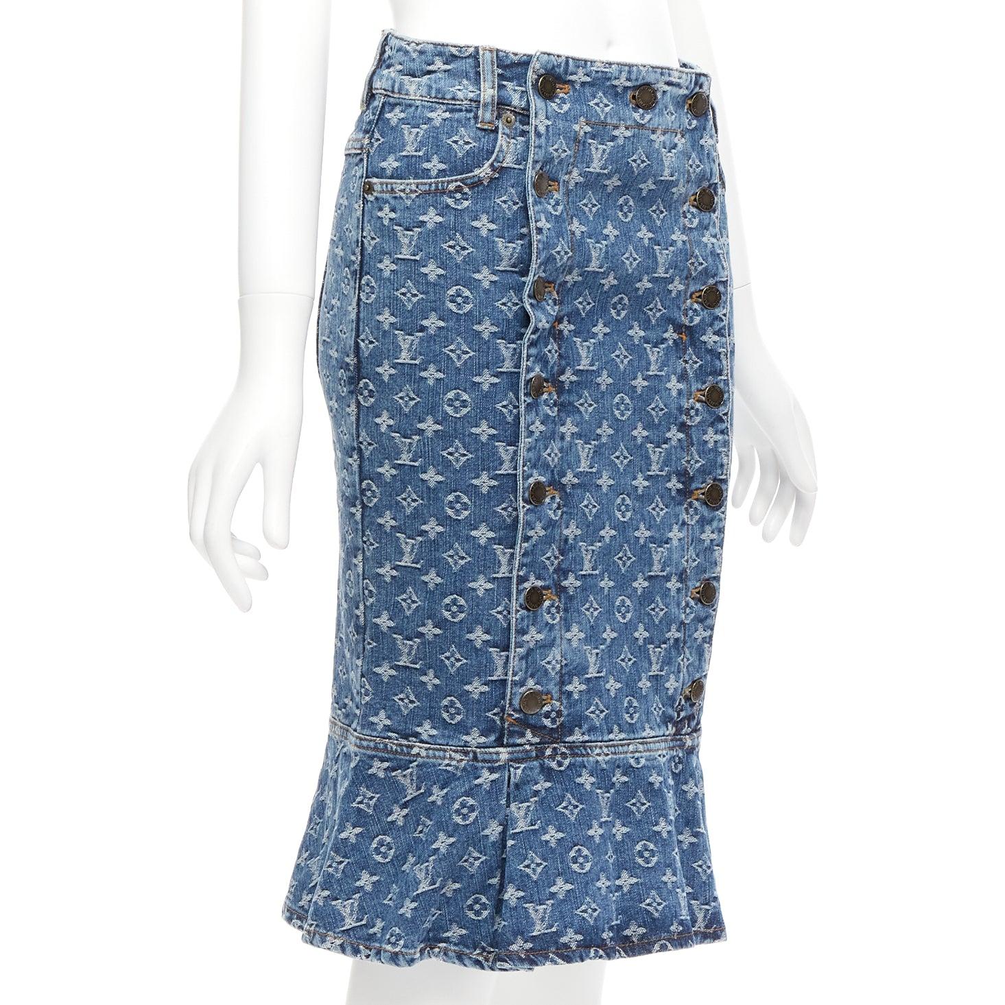 LOUIS VUITTON 2007 blue denim LV monogram sailor button skirt FR36 S
Reference: TGAS/D00909
Brand: Louis Vuitton
Designer: Marc Jacobs
Collection: AW 2007
Material: Denim
Color: Blue
Pattern: Monogram
Closure: Button
Extra Details: Double breasted