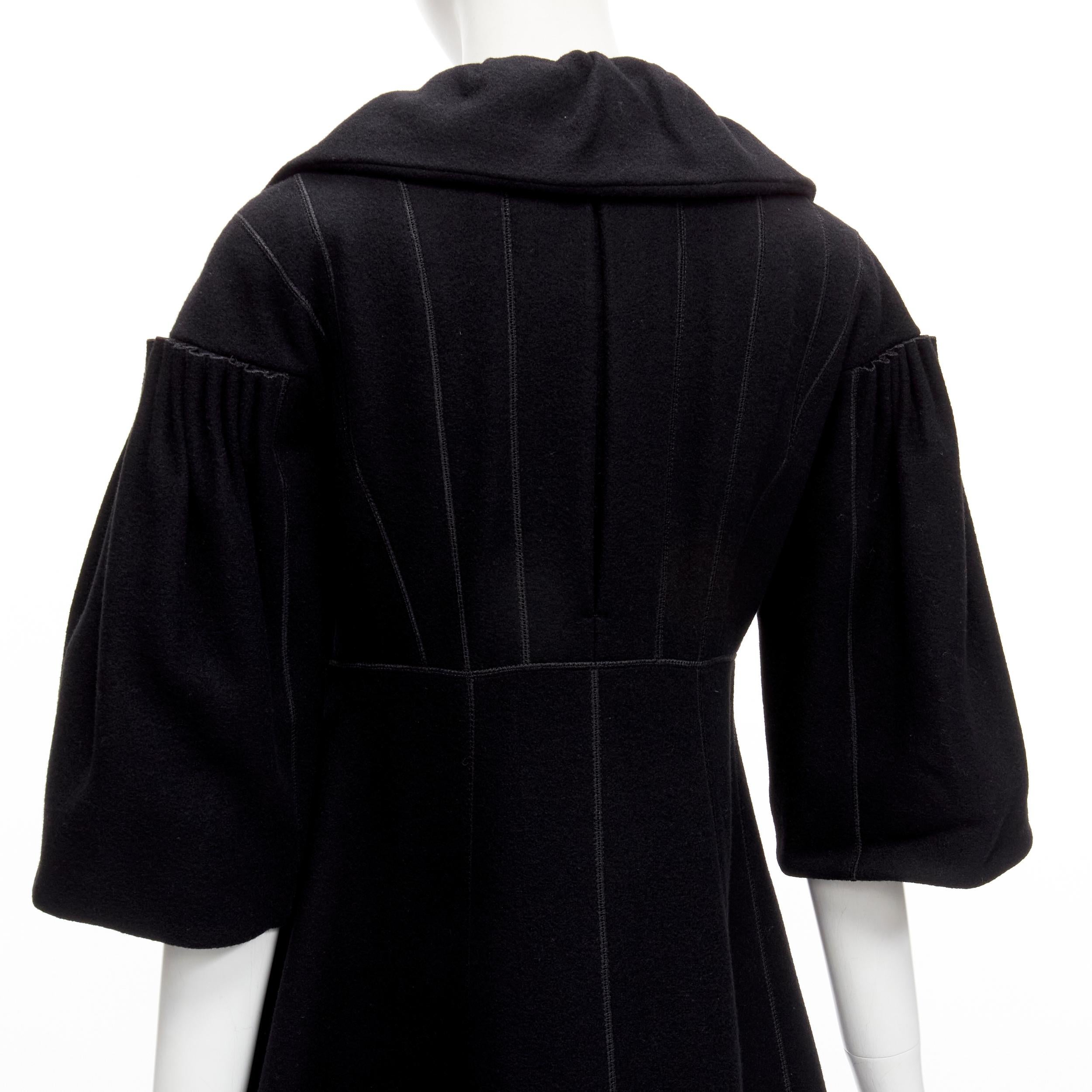 LOUIS VUITTON 2007 Laufsteg Schwarzes viktorianisches Mantelkleid aus Wolle mit Falten FR34 XS im Angebot 7