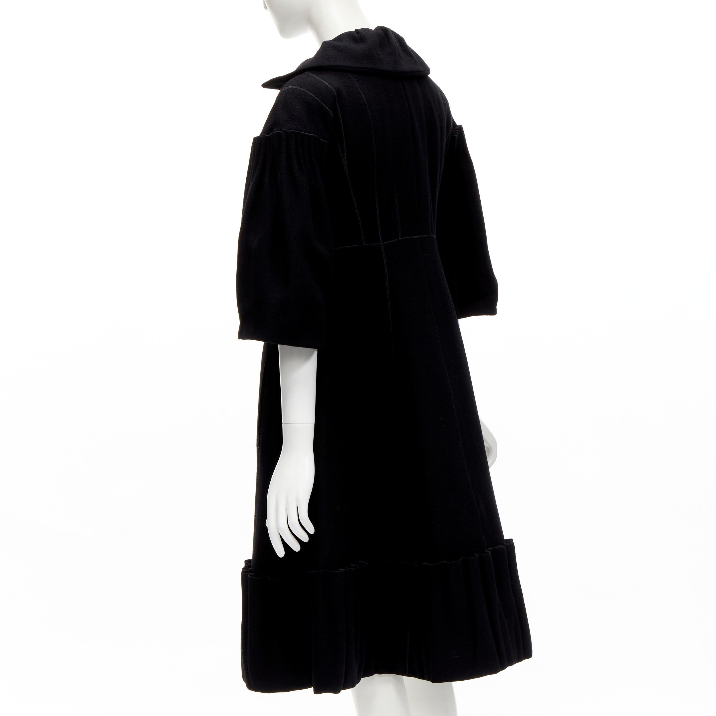LOUIS VUITTON 2007 Laufsteg Schwarzes viktorianisches Mantelkleid aus Wolle mit Falten FR34 XS im Angebot 3