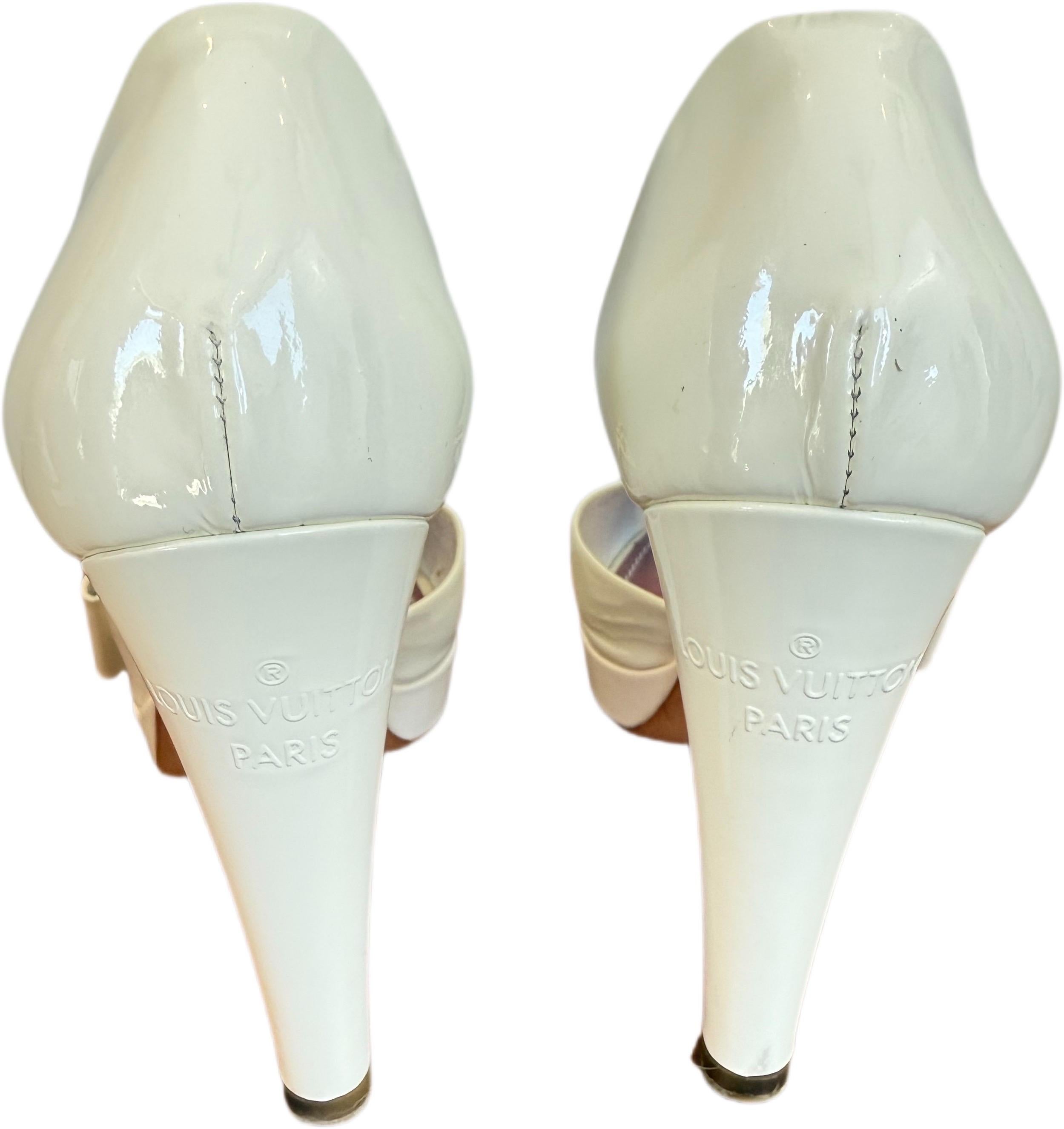 Louis Vuitton 2008 Sz 36.5 Marc Jacobs White Patent Bow Peep-Toe Platform Pumps Excellent état - En vente à San Diego, CA