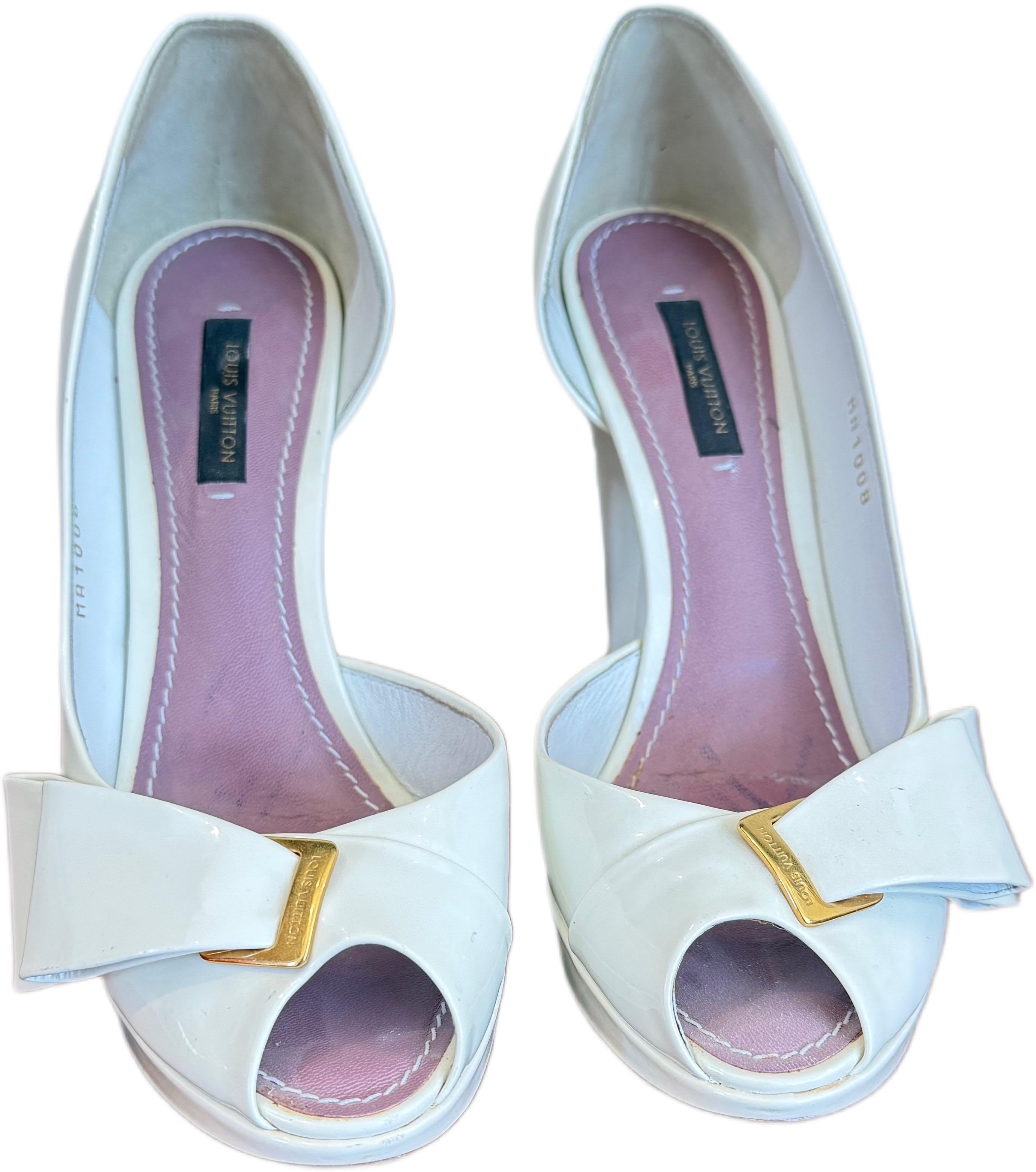 Louis Vuitton 2008 Sz 36.5 Marc Jacobs White Patent Bow Peep-Toe Platform Pumps en vente 2