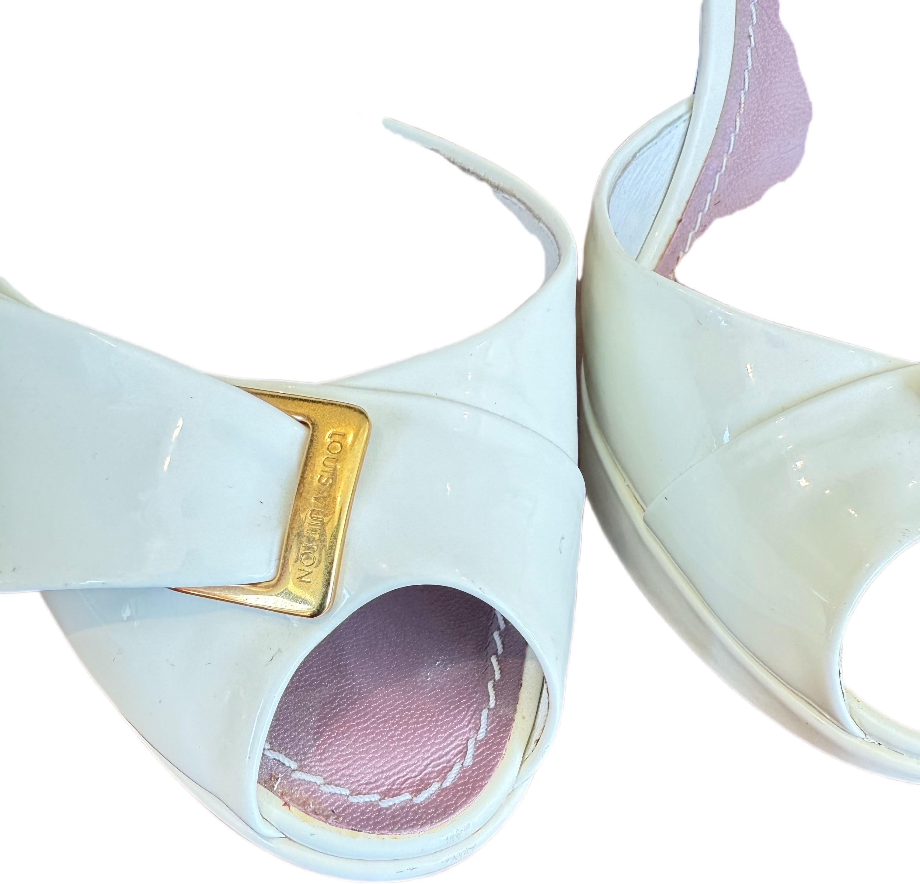 Louis Vuitton 2008 Sz 36.5 Marc Jacobs White Patent Bow Peep-Toe Platform Pumps en vente 3