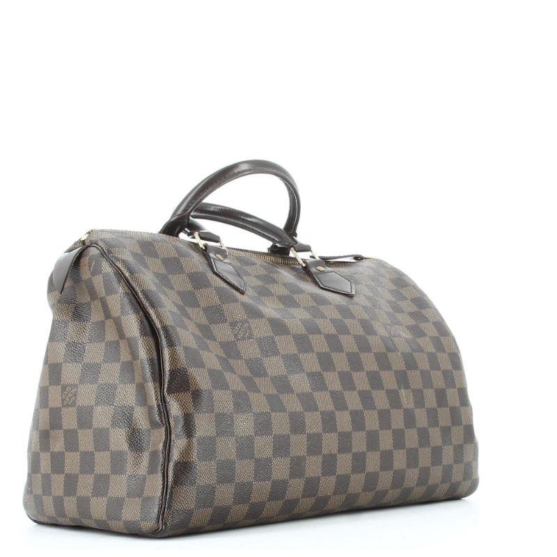 Louis Vuitton 2008's Speedy damier

Guter Zustand, Gebrauchsspuren an der Außenseite der Leinwand, Kratzer an allen Kanten und viele kleine Kugelschreiberspuren auf dem Futterboden.
Baumwoll-Damier-Canvas, Griffe und Abschlüsse aus Lackleder. Futter