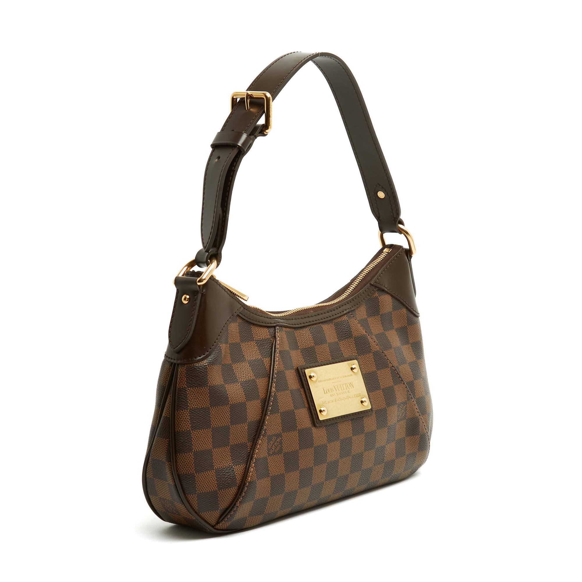 Bolso Louis Vuitton, modelo Támesis de lona Damier ébano (marrón oscuro), cuero marrón y metal dorado, interior de lona roja con 2 bolsillos de parche, placa Louis Vuitton Inventeur ... de metal dorado grabado, bandolera ajustable de cuero marrón