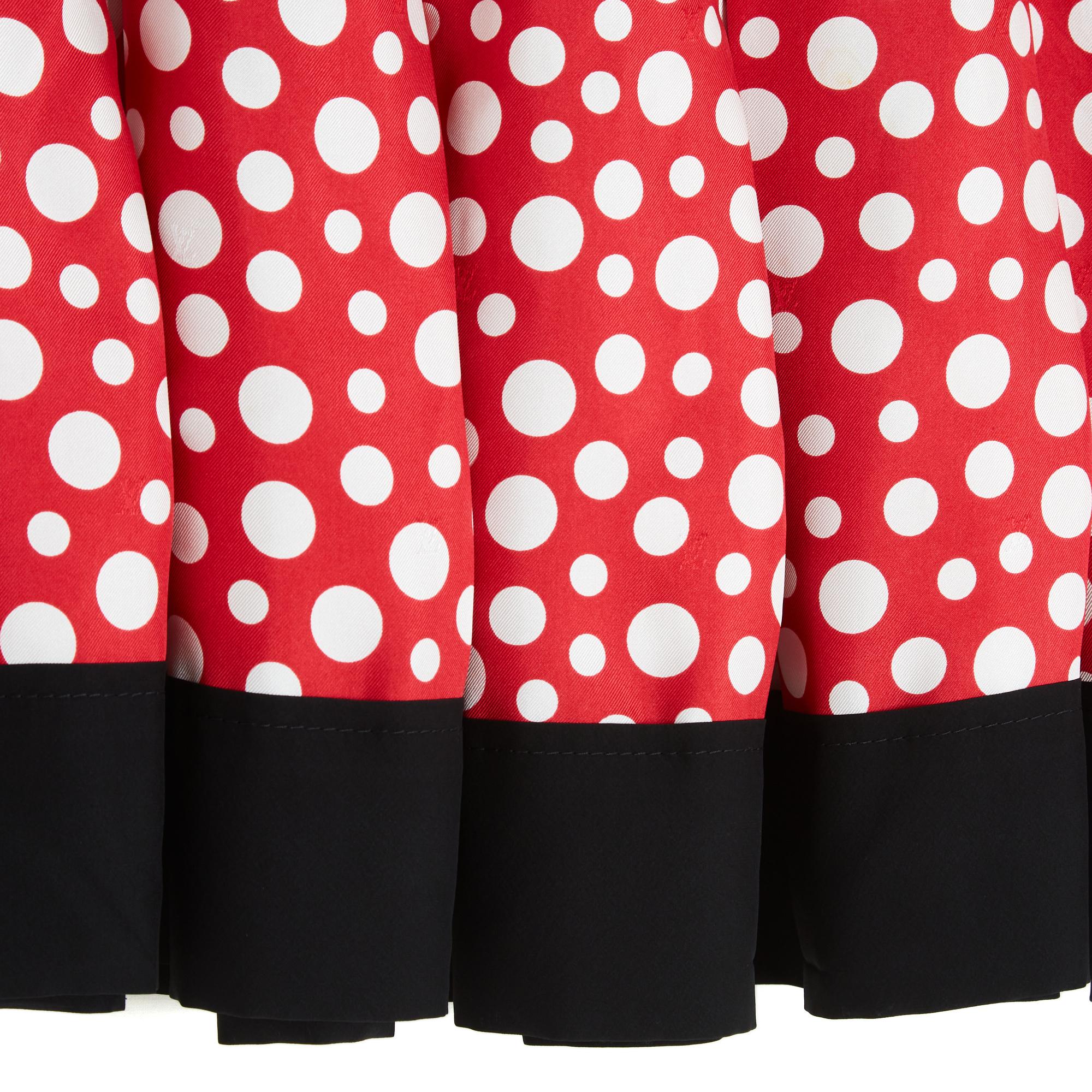 Jupe Louis Vuitton en (1ère) collaboration avec l'artiste Yayoi Kusama collection capsule 2012, mini en twill de soie rouge à pois blancs, ceinture en gros grain noir à gros plis, crêpe de soie noir au bas de la jupe, fermeture à glissière visible