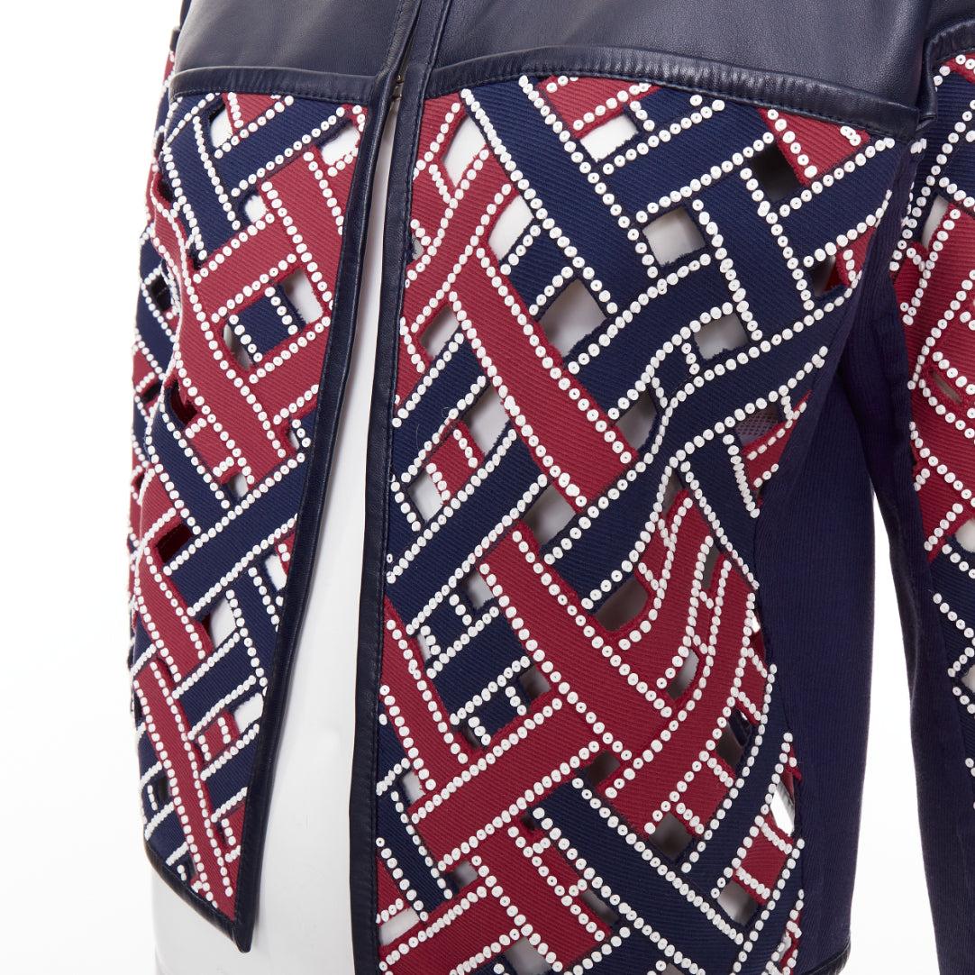 LOUIS VUITTON 2012 Giacca in pelle intrecciata con paillettes rosso navy FR36 S
Riferimento: MECG/A00219
Marchio: Louis Vuitton
Stilista: Marc Jacobs
Collezione: Resort 2012 - Passerella
Materiale: Pelle, Tessuto
Colore: Blu, Rosso
Modello: Tinta