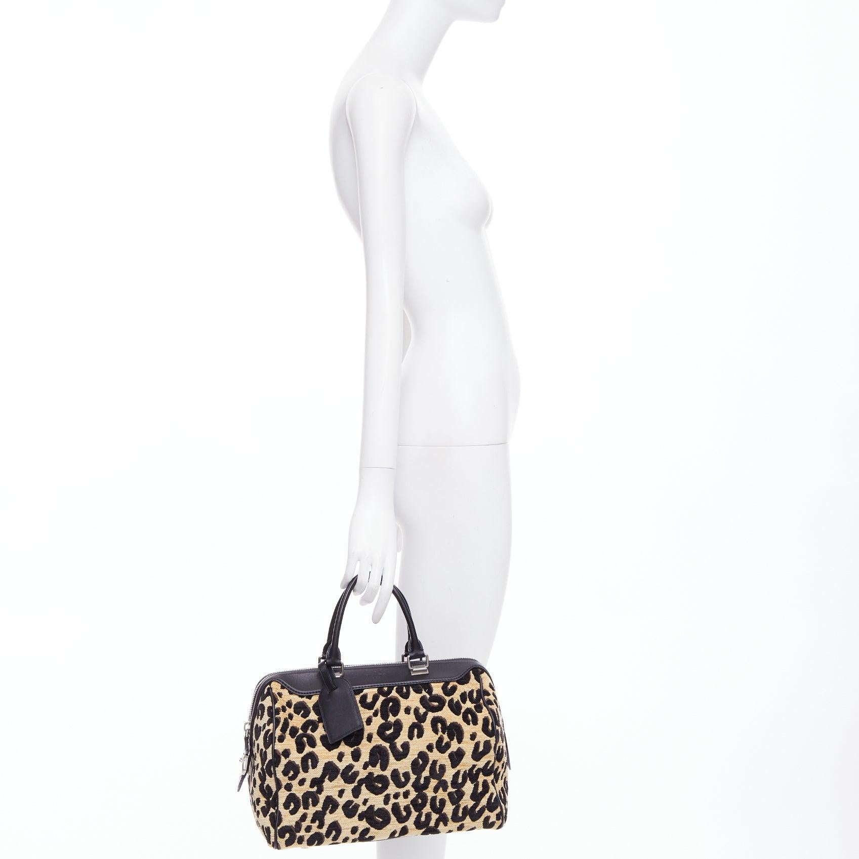 LOUIS VUITTON 2012 Stephen Sprouse Speedy 30 borsa boston in pelle canvas leopardata marrone
Riferimento: TGAS/E00980
Marchio: Louis Vuitton
Collection'S: Stephen Sprouse 2012
Materiale: Tessuto, pelle
Colore: Nero, Marrone
Modello: