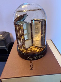 Louis Vuitton 2013 Miniatur Garderobe Koffer Schneekugel Dekorationsartikel
