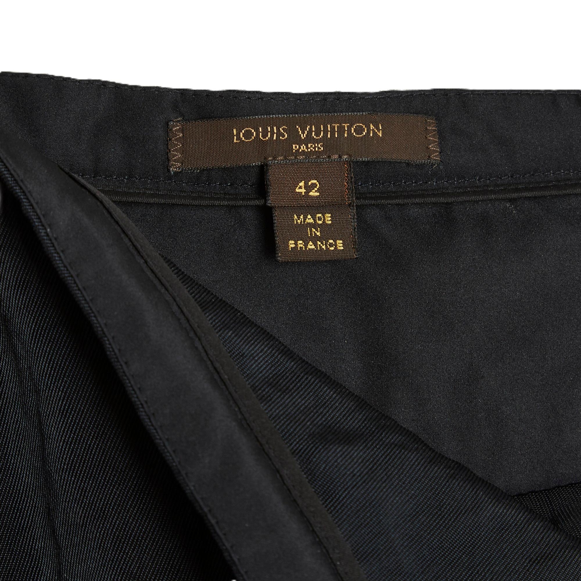Louis Vuitton Rock aus dickem, gewebtem, leicht schimmerndem Polyamid, gerade Form auf der Vorderseite und große Kellerfalten am unteren Ende des Rückens, Unterfütterung (leider nicht auf den Fotos sichtbar) der Falten auf der Rückseite mit einem
