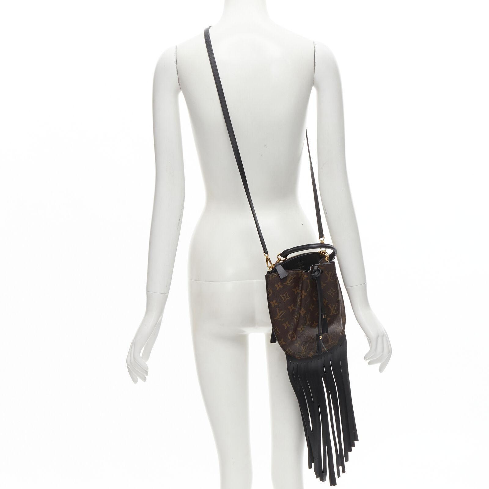 LOUIS VUITTON 2017 Fringed Noe brown LV canvas drawstring crossbody bag
Reference: KEDG/A00252
Brand: Louis Vuitton
Designer: Nicolas Ghesquiere
Model: Fringed Noe
Collection: 2017
Material: Canvas, Leather
Color: Brown, Black
Pattern: