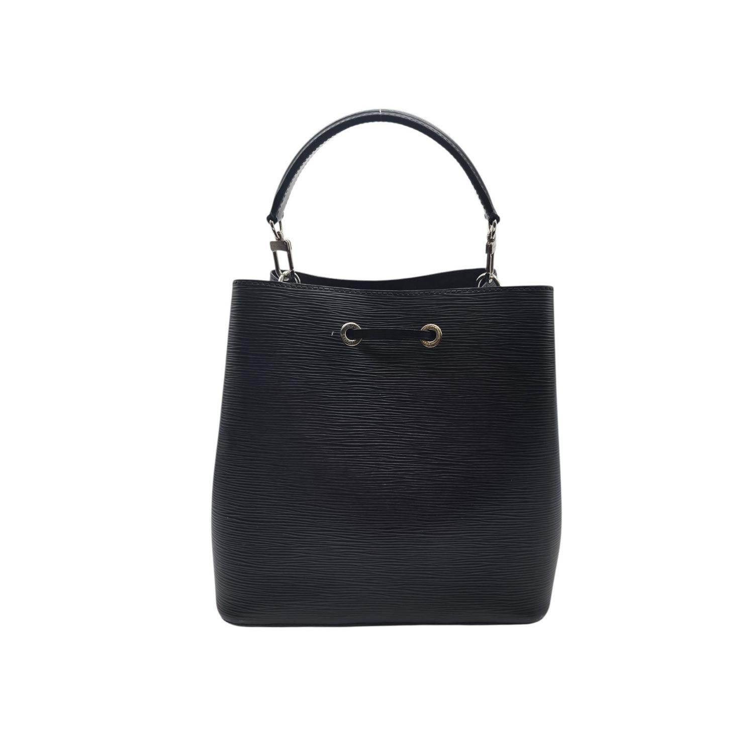 Questa Louis Vuitton Epi NeoNoe MM è realizzata in pelle epi Louis Vuitton in nero. La borsa è dotata di una tracolla nera rimovibile, di una tracolla opzionale con manico superiore, di un cinturino superiore e di finiture in argento lucido. Si apre