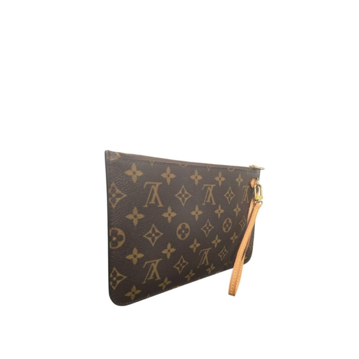Questa Pochette Louis Vuitton Monogram è stata realizzata negli Stati Uniti ed è composta dalla classica tela rivestita Monogram di Louis Vuitton, con rifiniture in pelle e finiture in oro. Presenta una chiusura a cerniera che si apre su un interno