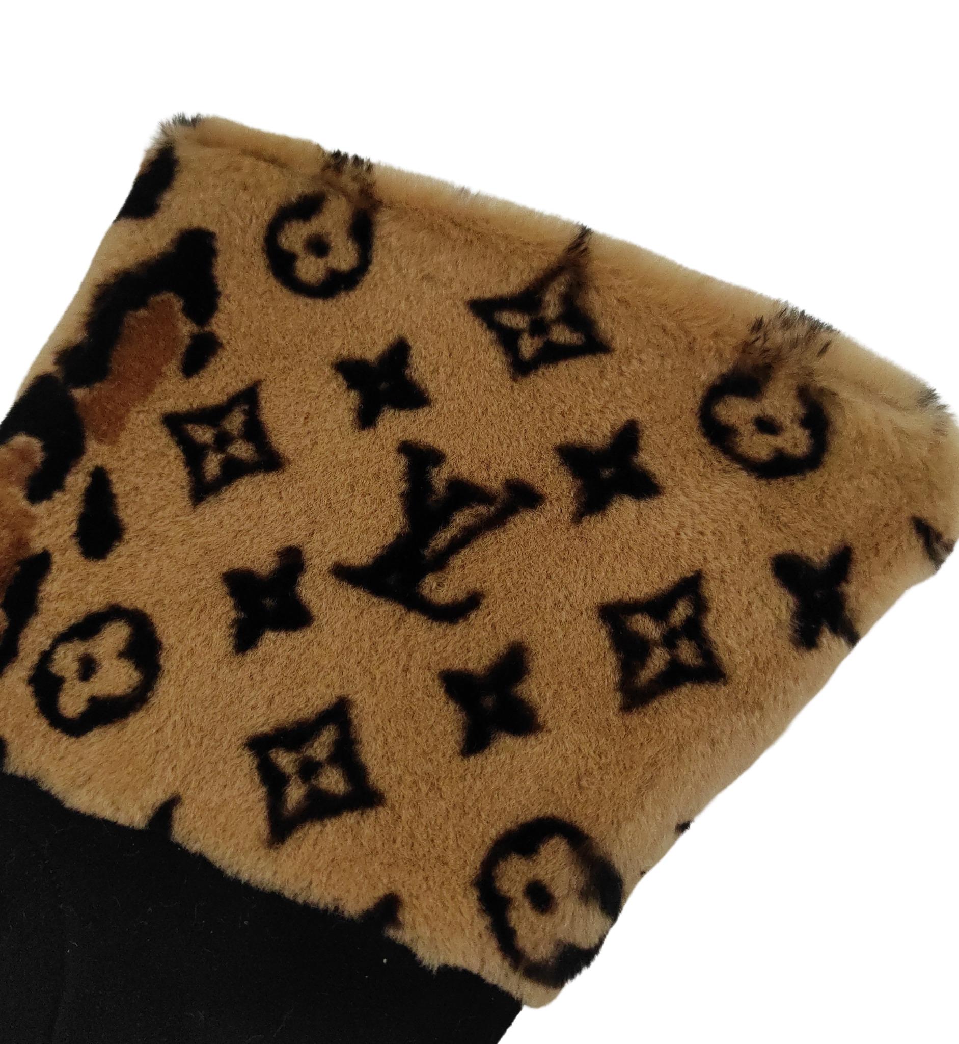 Women's Louis Vuitton 2018 monogram mink fur and black suede gloves For Sale