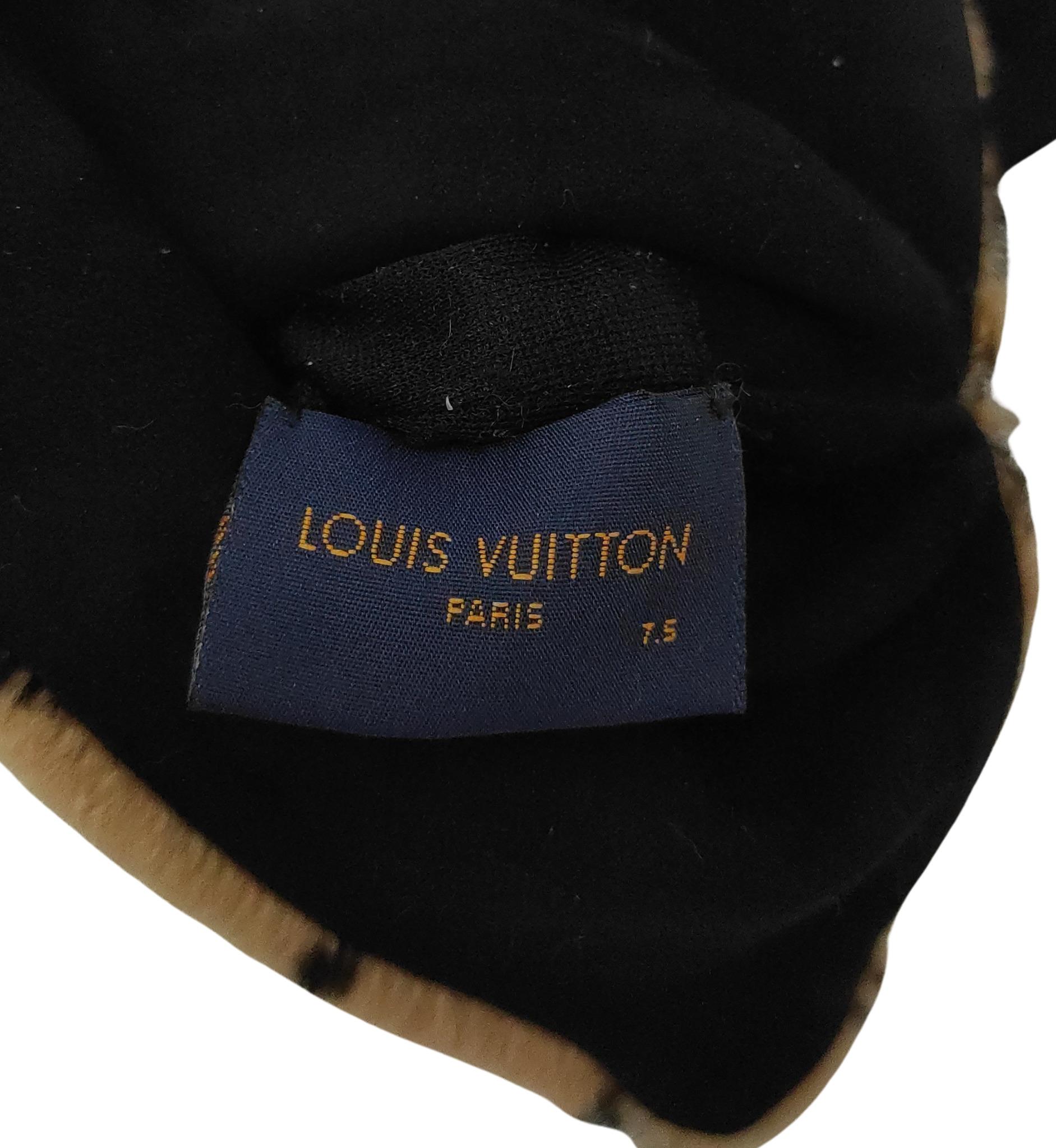 Louis Vuitton 2018 monogram mink fur and black suede gloves For Sale 2