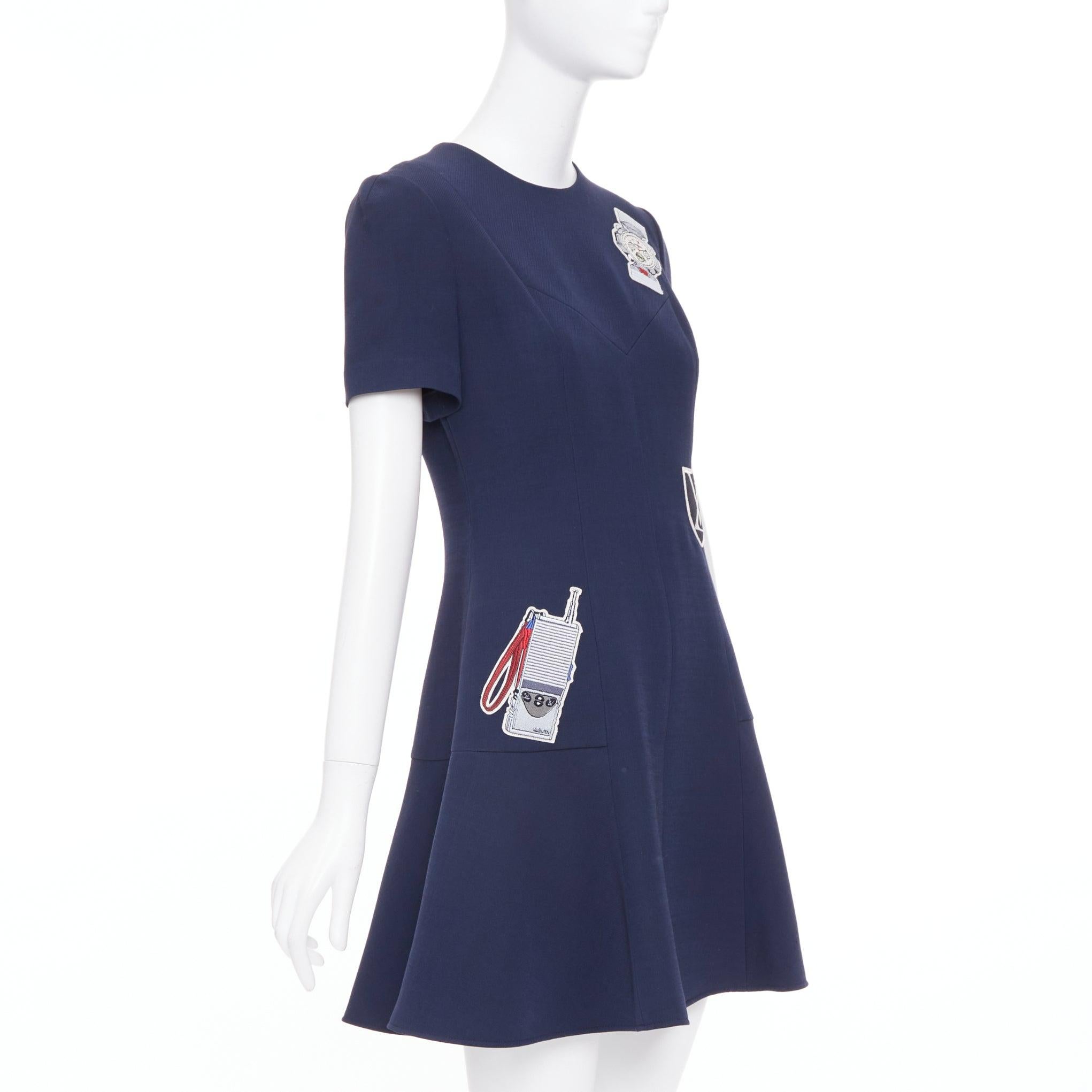 LOUIS VUITTON 2018 navyfarbene Wollseide LV besticktes gepatchtes Kleid FR38 M (Violett) im Angebot