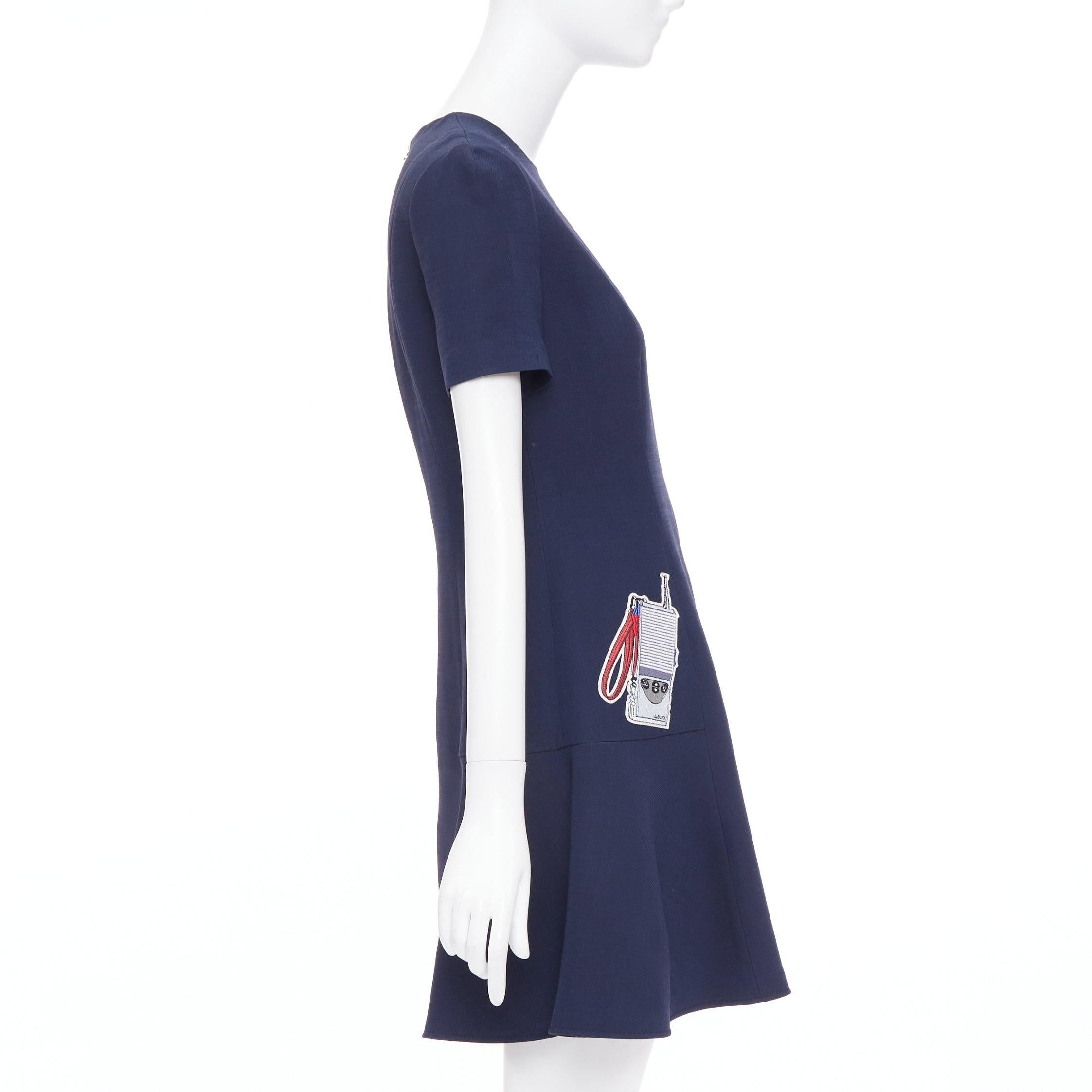 LOUIS VUITTON 2018 navyfarbene Wollseide LV besticktes gepatchtes Kleid FR38 M im Zustand „Gut“ im Angebot in Hong Kong, NT