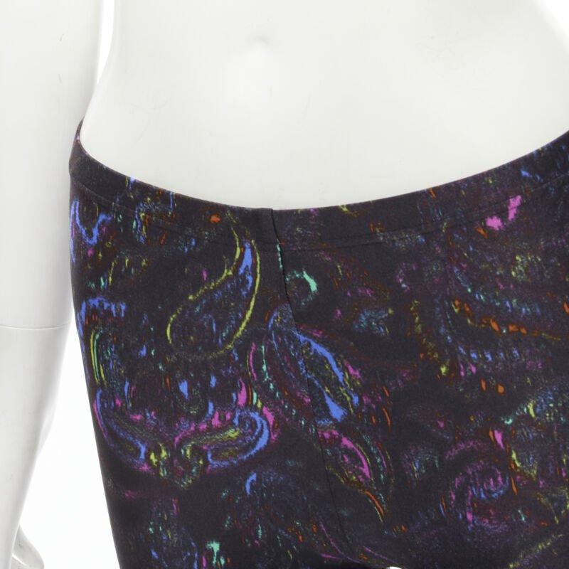 LOUIS VUITTON 2019 Schwarz-Blaues stretchiges Legging mit Paisleymuster FR34 XS selten
Referenz: ANWU/A00558
Marke: Louis Vuitton
Designer: Marc Jacobs
Collection'S: Herbst Winter 2009 - Laufsteg
MATERIAL: Fühlt sich an wie Polyester
Farbe: Schwarz,