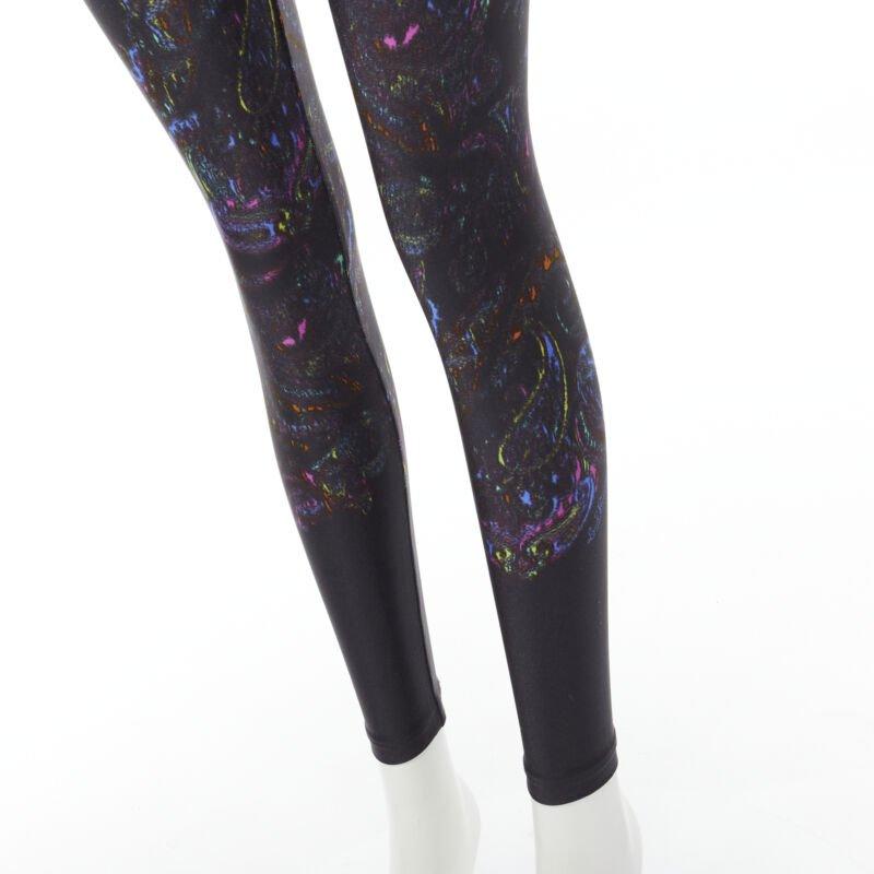 LOUIS VUITTON 2019 Schwarz-Blaues stretchiges Legging mit Paisleymuster FR34 XS selten im Angebot 3