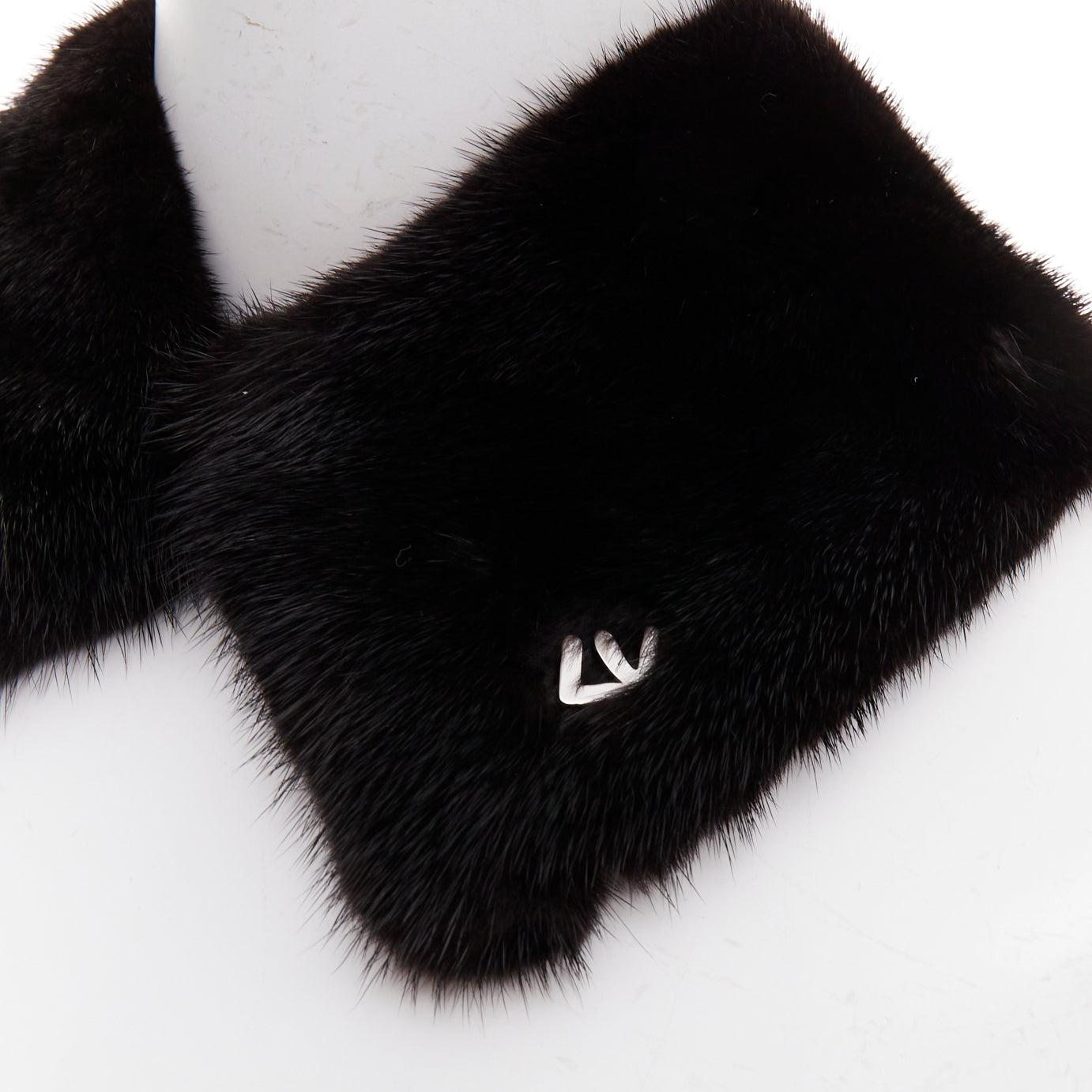 LOUIS VUITTON 2019 sciarpa con colletto in pelliccia di visone marrone con logo LV in pelle foderata di seta
Riferimento: TGAS/F00003
Marchio: Louis Vuitton
Stilista: Marc Jacobs
Collezione: 2019
Materiale: Pelliccia, pelle
Colore: Marrone,